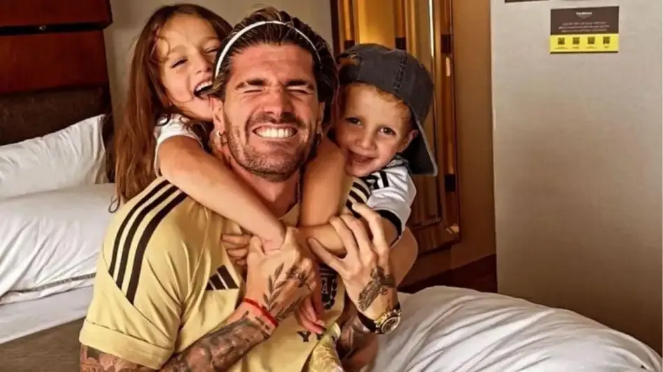 Rodrigo De Paul junto a sus hijos.