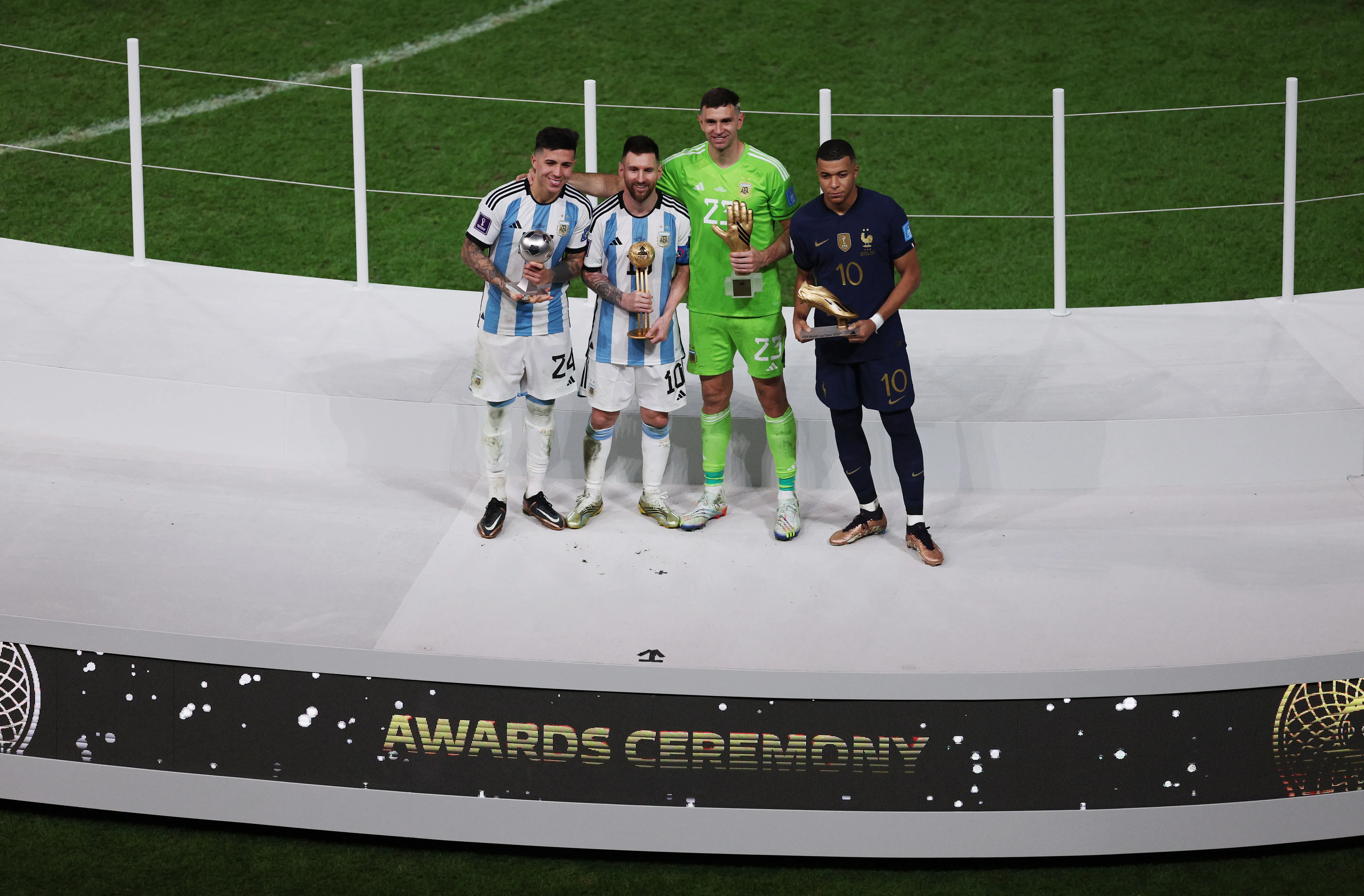 Mbappé con el Botín de Oro de Qatar 2022 (Getty)