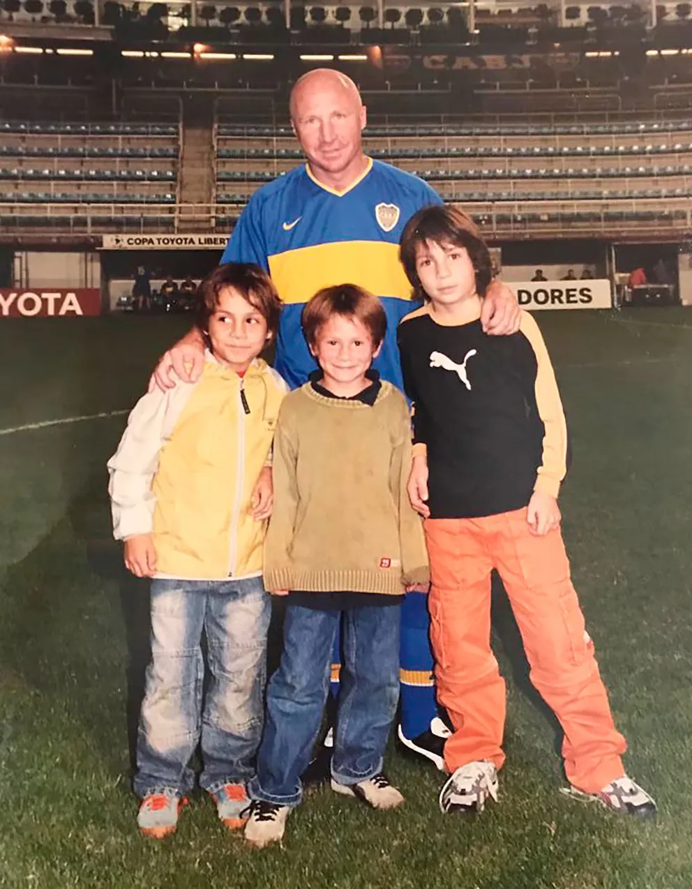 Alexis Mac Allister (medio), junto a sus hermanos Francis y Kevin, y su padre Carlos.