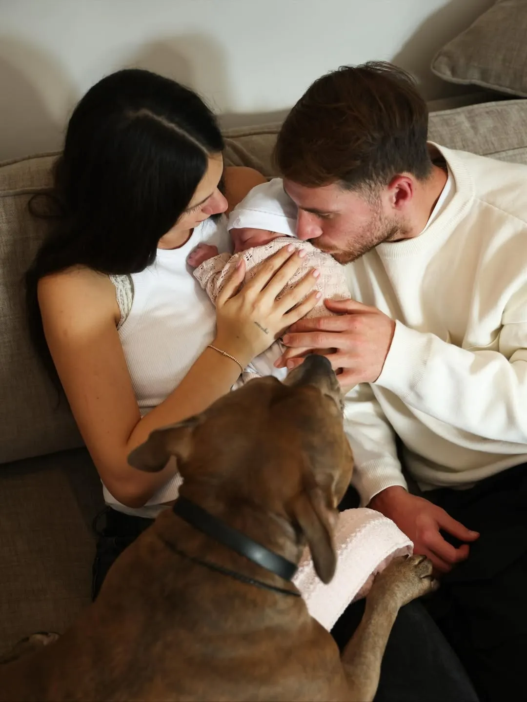 Ailén Cova, Alexis Mac Allister y Alaia, su pequeña hija.