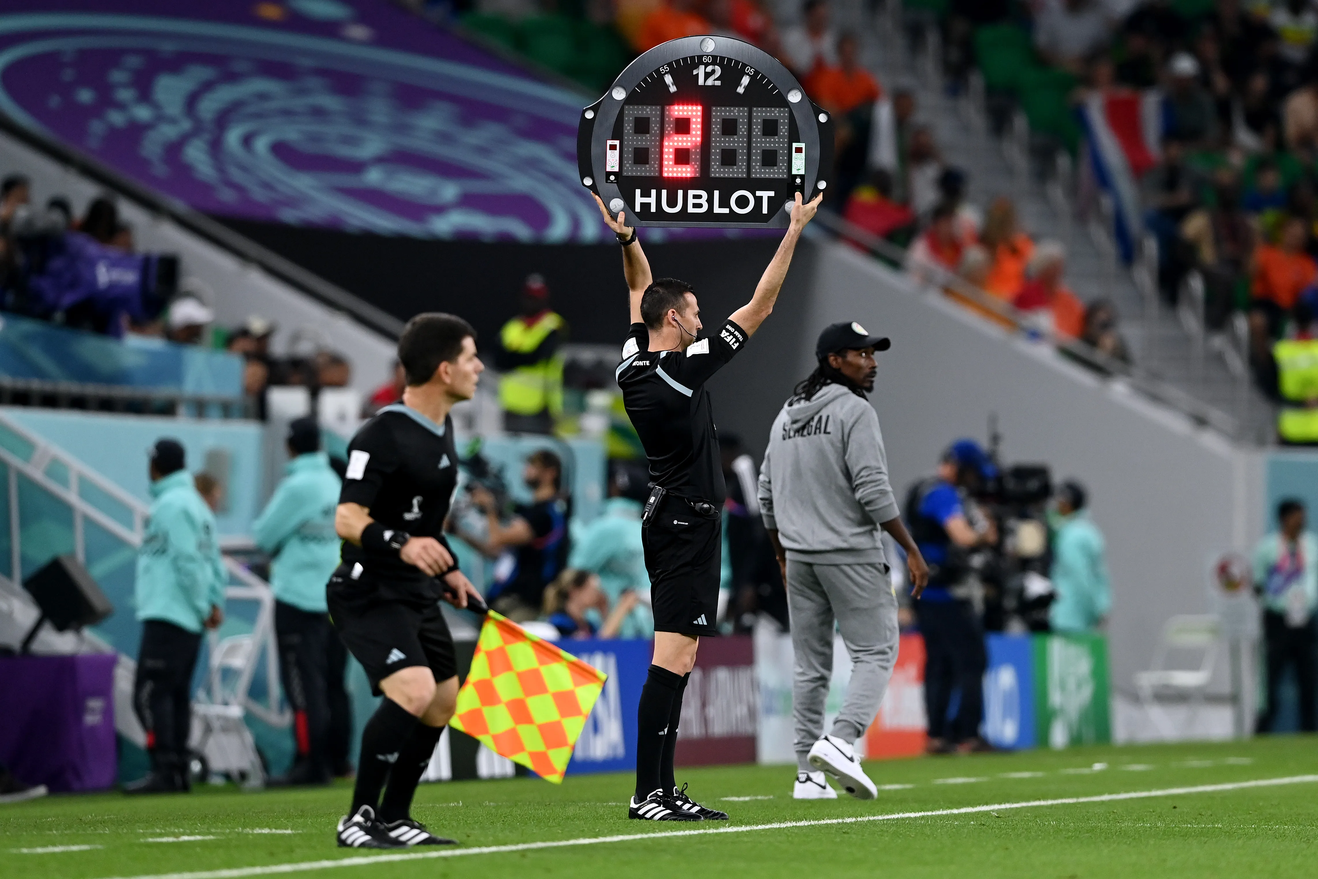 El cuarto árbitro anuncia el tiempo añadido. (Foto: Getty)