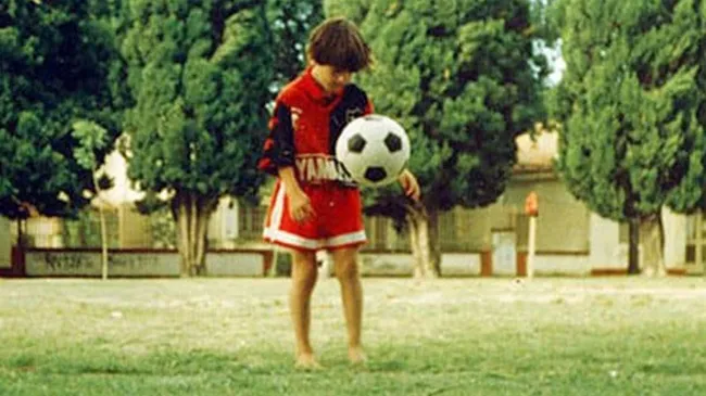 Un Messi de infante jugando al fútbol en Rosario (Redes Sociales)