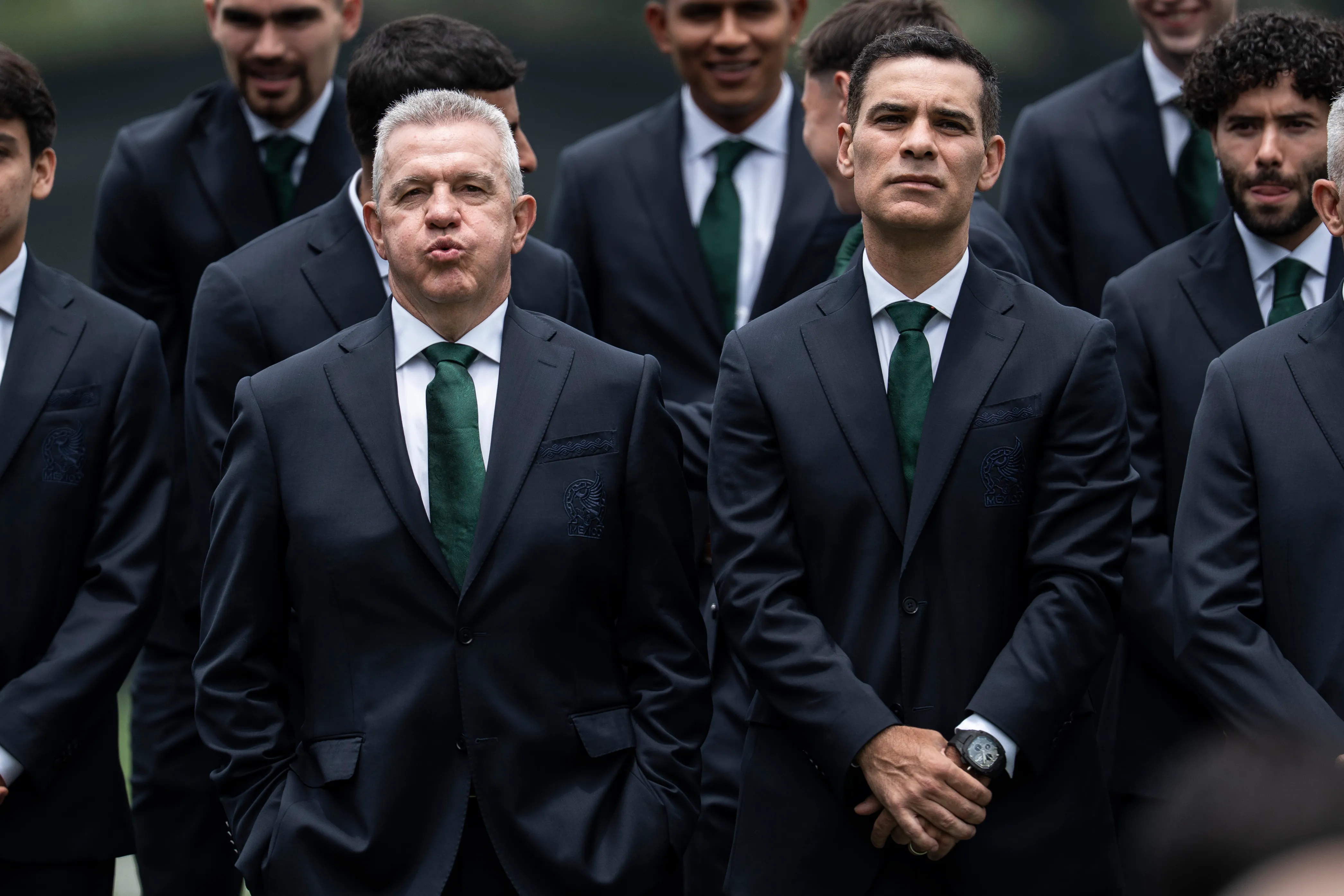 Aguirre junto a Rafa Márquez, que será su sucesor.