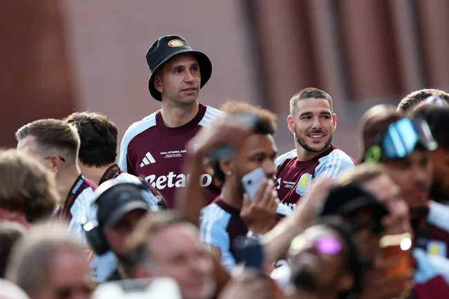 Dibu Martínez en el festejo del Aston Villa de la Europa League. Getty Images.