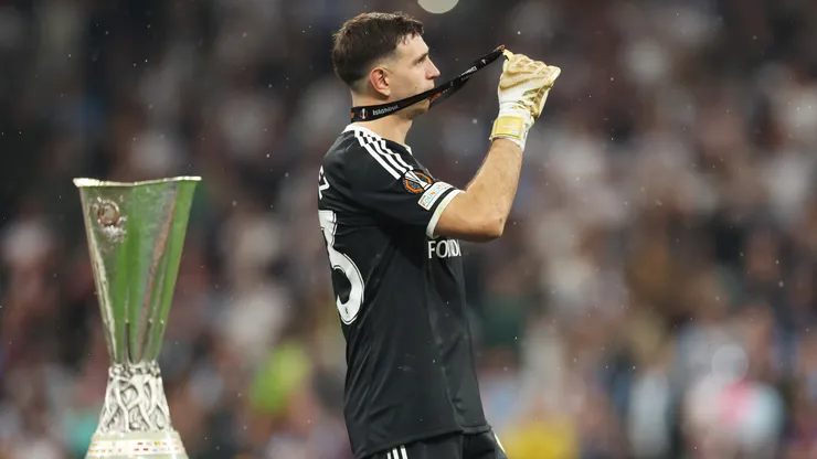 Aston Villa, ante el interés de la Juventus por Dibu Martínez, buscaría reforzarse con Zion Suzuki.