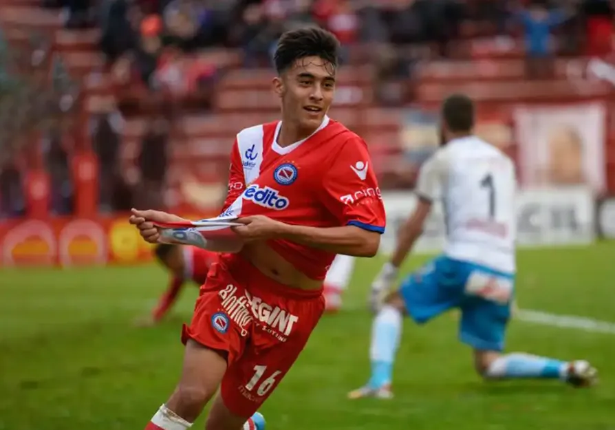 Nicolás González en Argentinos Juniors, club en el que debutó en primera división.