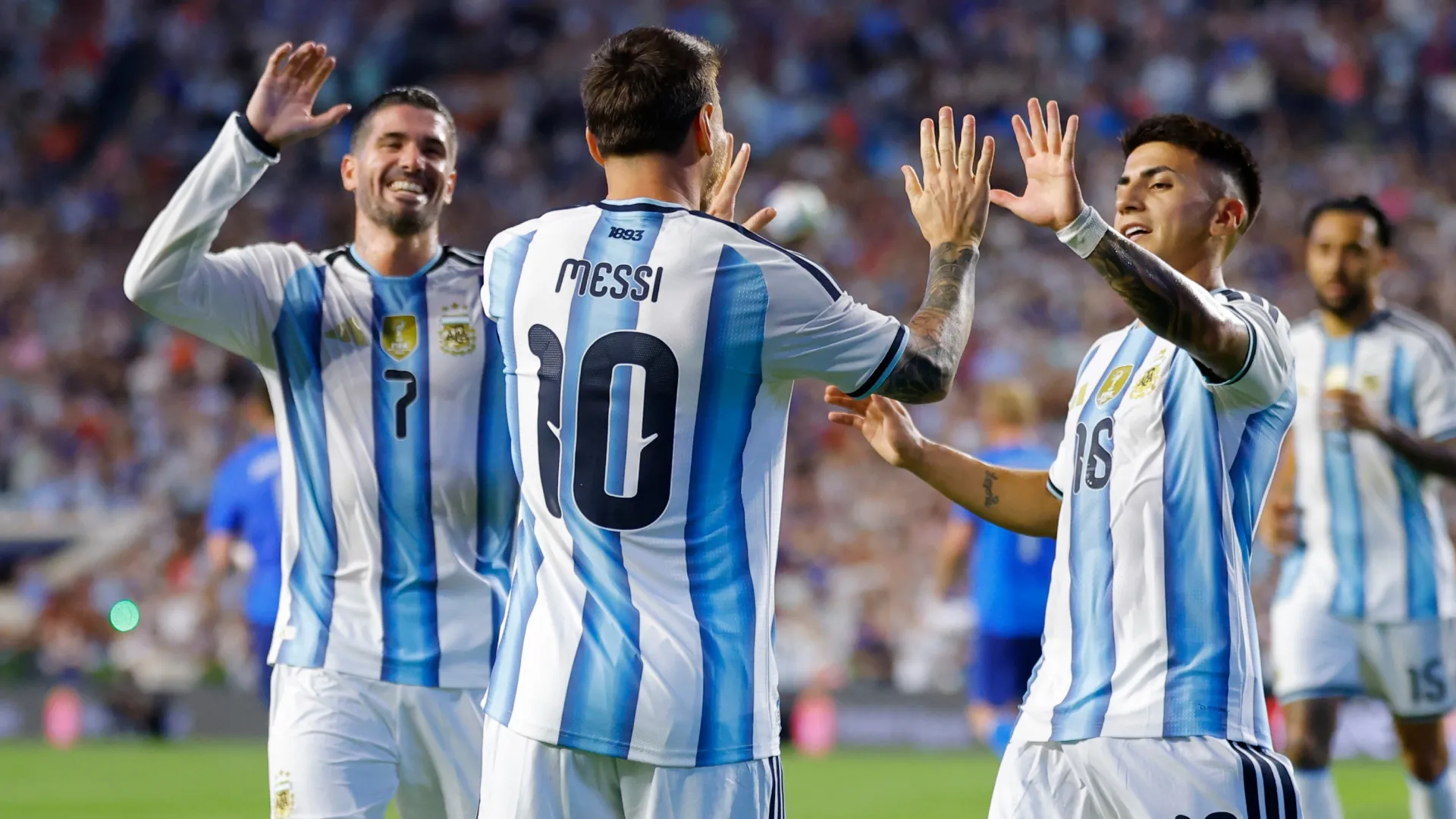 De Paul y Almada celebran el gol de Lionel Messi a Islandia.