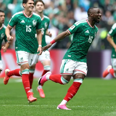Julián Quiñones hizo el primer gol del Mundial en México - Sudáfrica