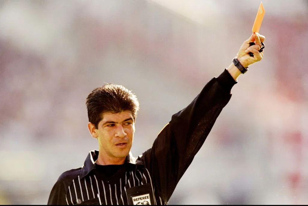 El colombiano John Jairo Toro mostró 3 rojas en junio de 98. (Getty)