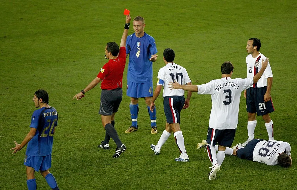 Rojas por doquier en Estados Unidos vs. Italia 2006. (Getty)