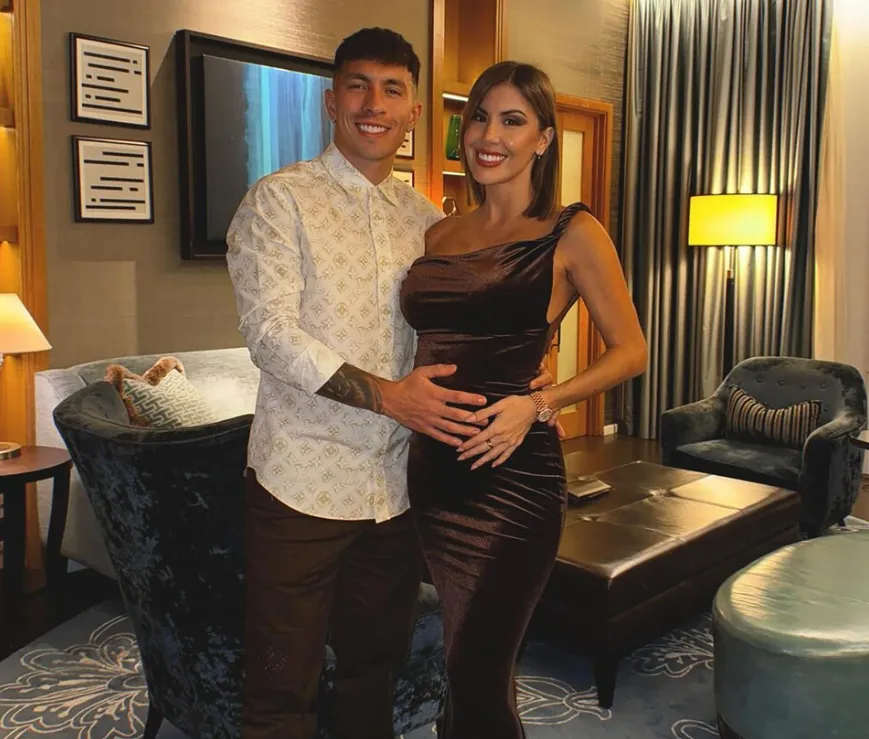 Lisandro Martínez y su novia, Muriel López Benítez.