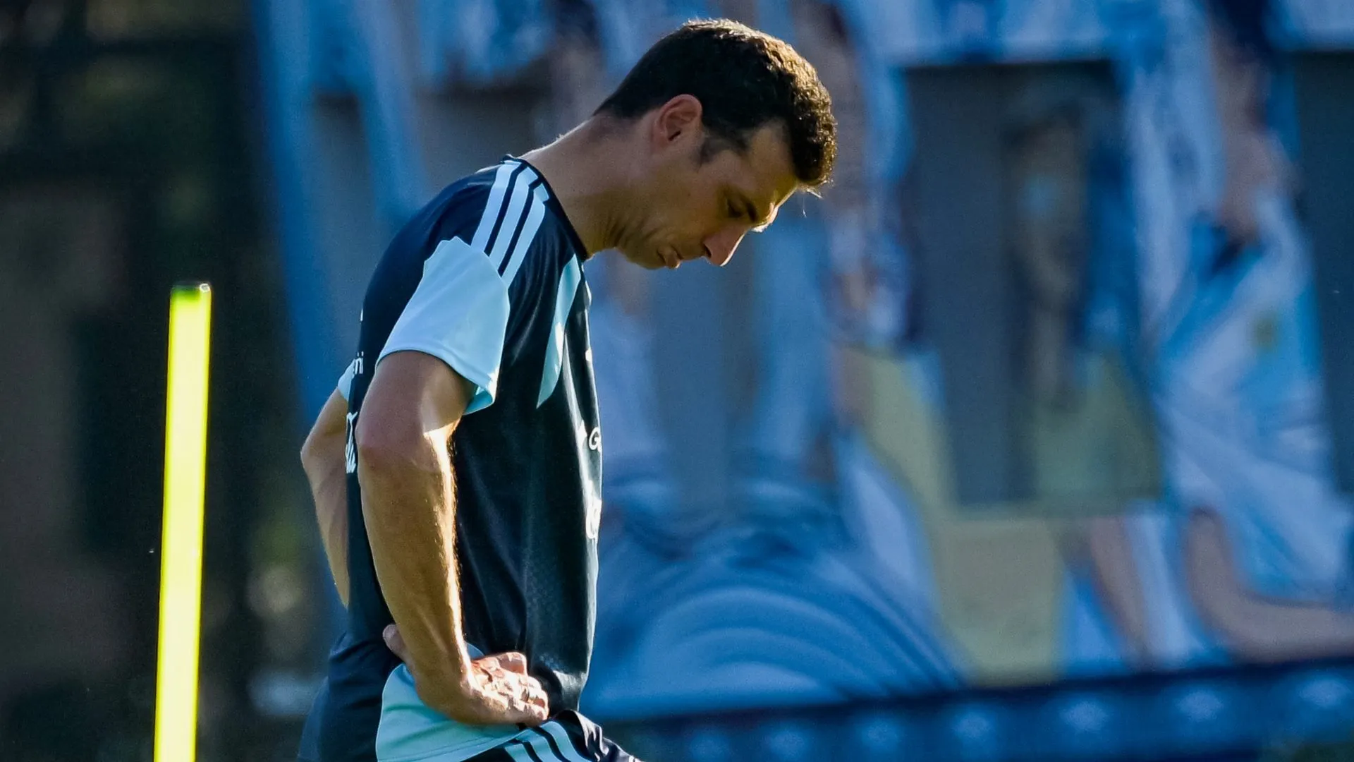 Lionel Scaloni intenta definir la formación de Argentina para el debut contra Argelia.