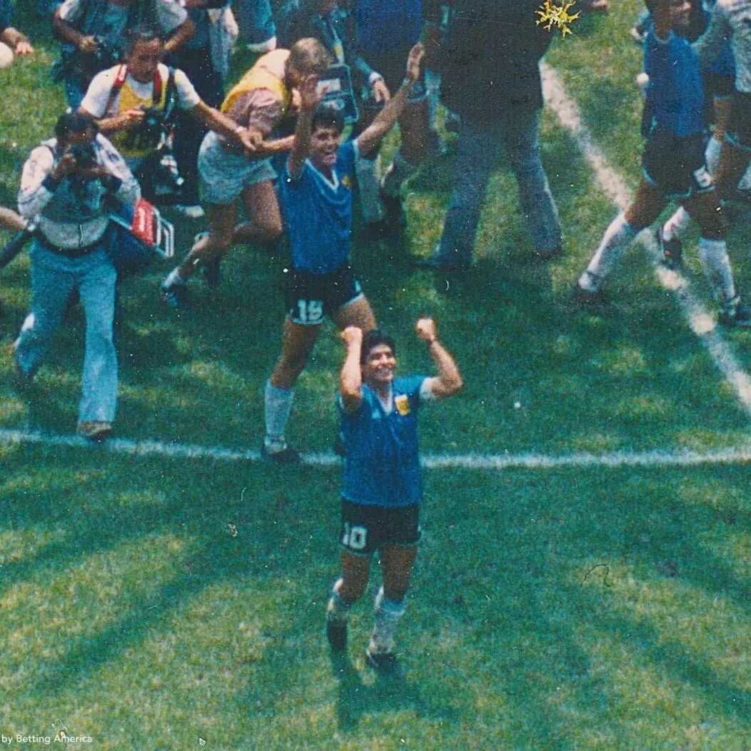 El final del partido ante Inglaterra y el festejo de Maradona. Foto Betting America.