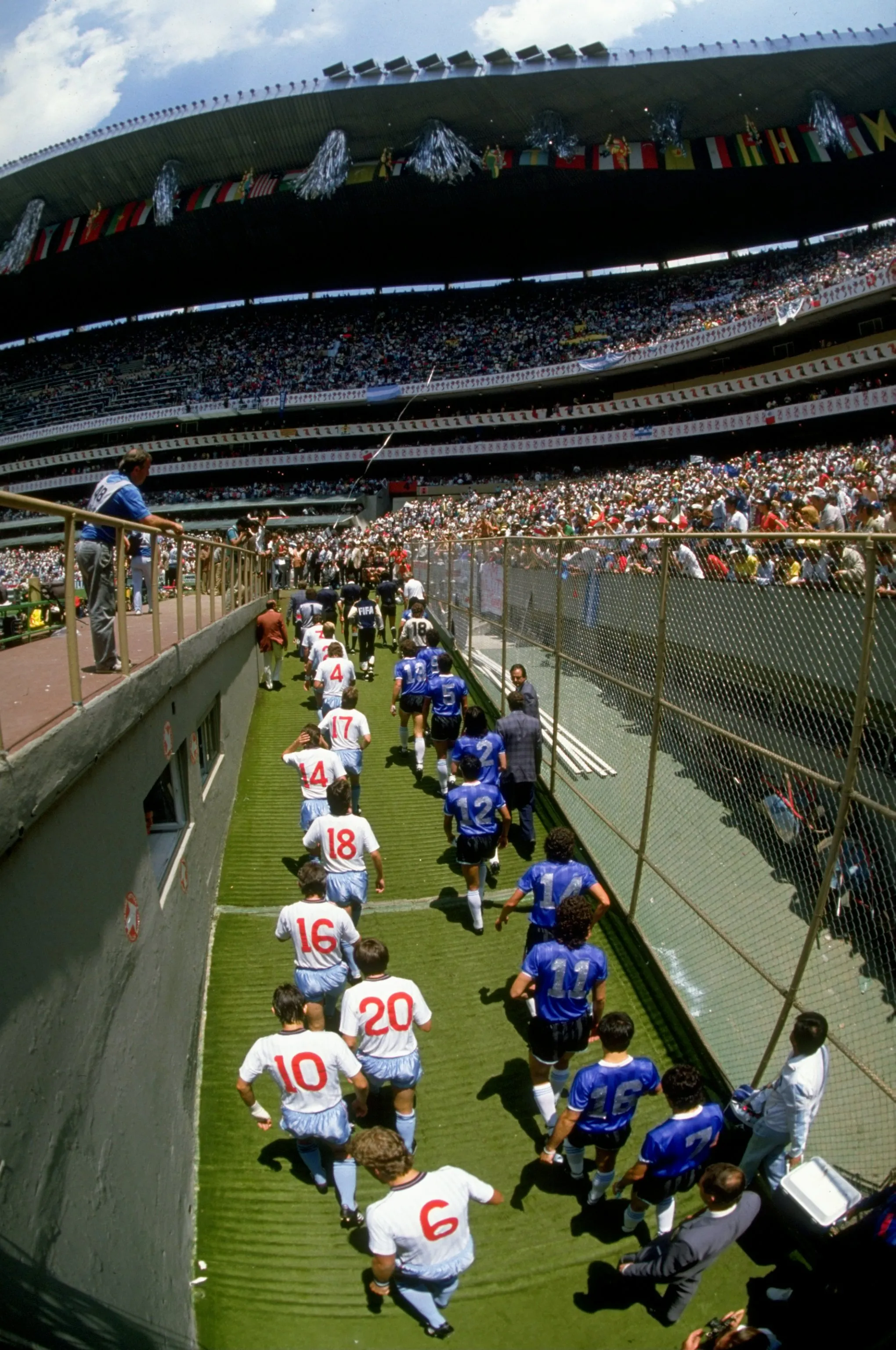 Argentina e Inglaterra caminan por el pasillo antes del partido. Foto Getty Images / Allsport UK /Allsport
