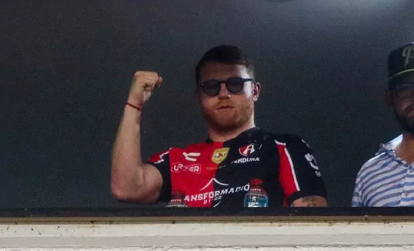 Canelo alentando al Atlas en Jalisco.