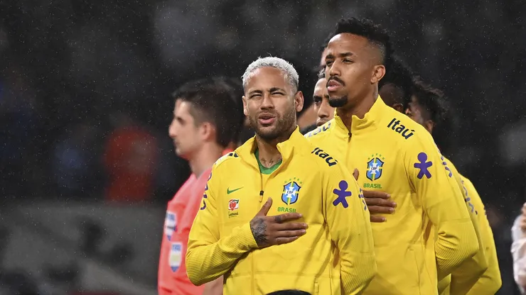 Neymar entona el himno de Brasil junto con Éder Militão.