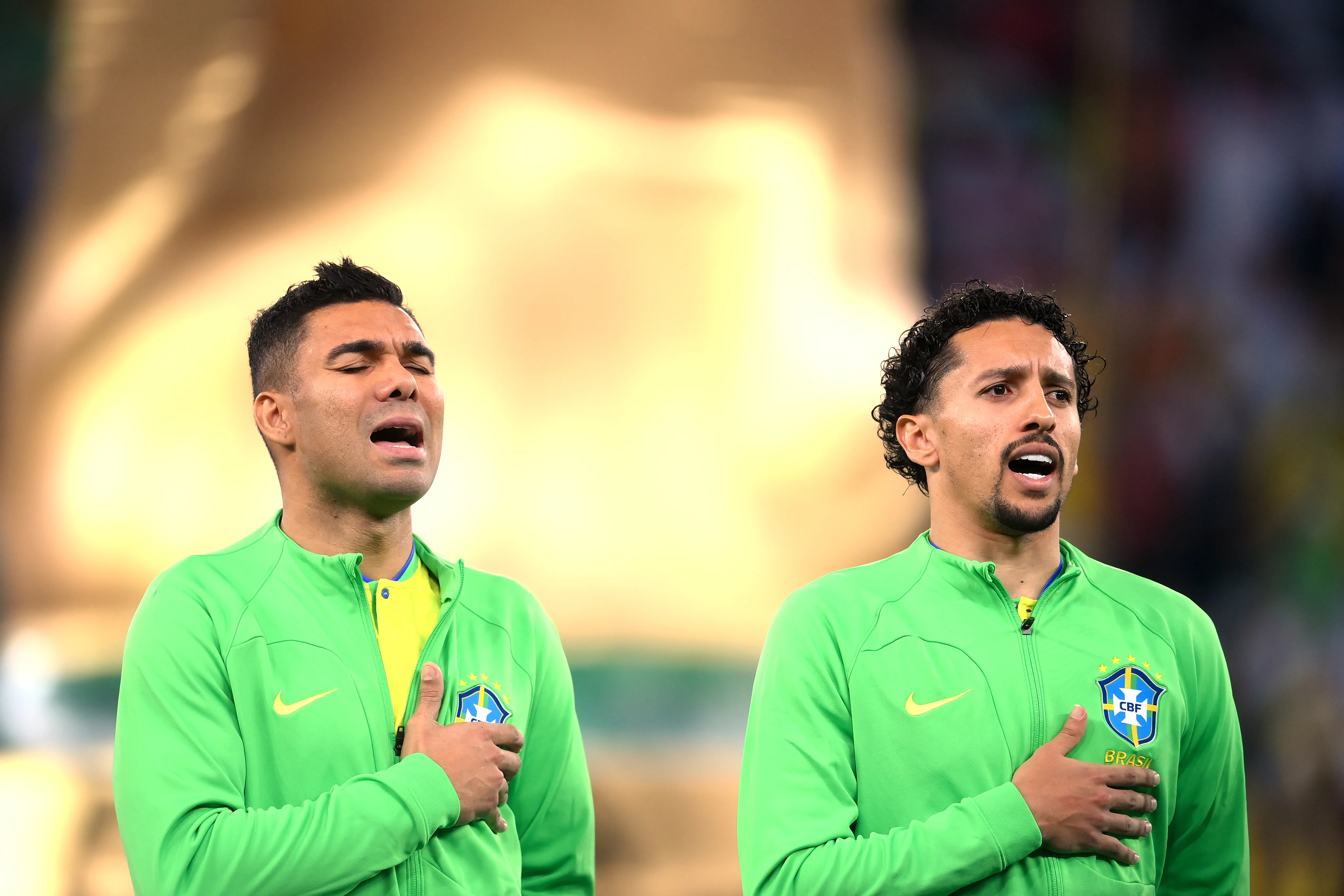 Casemiro y Marquinhos entonan el Himno nacional brasileño. (Laurence Griffiths/Getty Images)