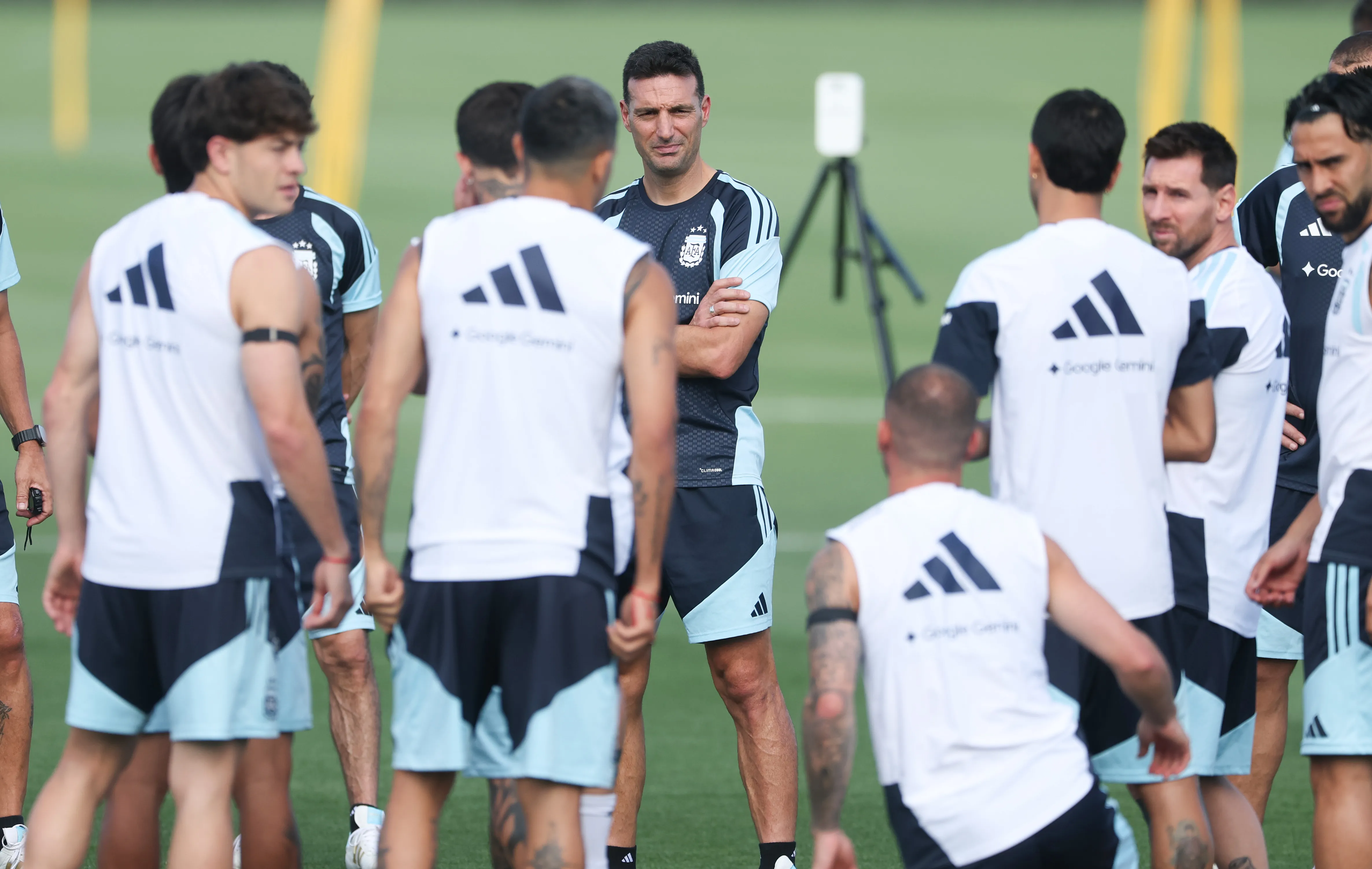 Lionel Scaloni dialoga con sus dirigidos. (Richard Pelham/Getty Images)