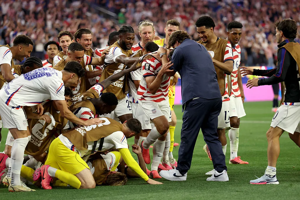 Pochettino celebra con sus jugadores en una noche perfecta en Los Ángeles.