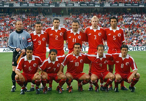 Murat Yakin (5) y Hakan Yakin (10) compartiendo selección en Suiza.