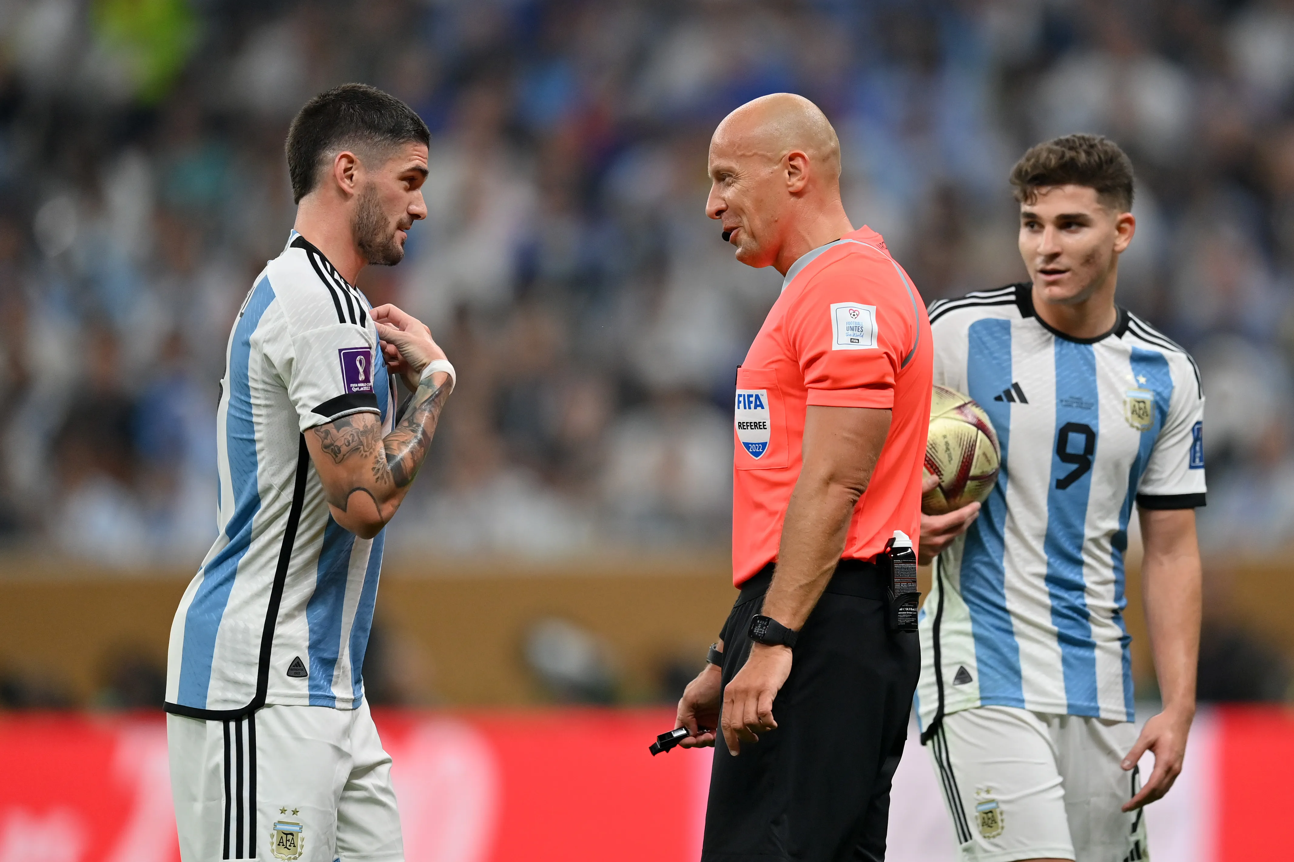 Rodrigo De Paul dialoga con Szymon Marciniak durante la final de Qatar 2022. (Dan Mullan/Getty Images)