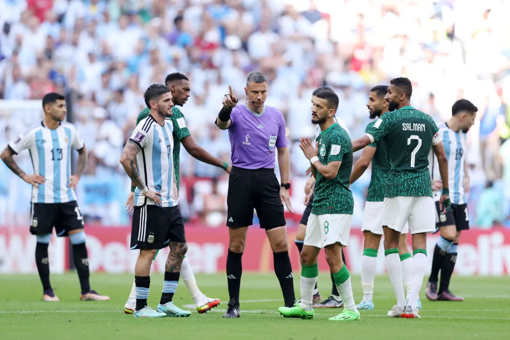 El amargo recuerdo argentino de Qatar fue el partido con Arabia. Lo dirigió Vinčić. (Getty)
