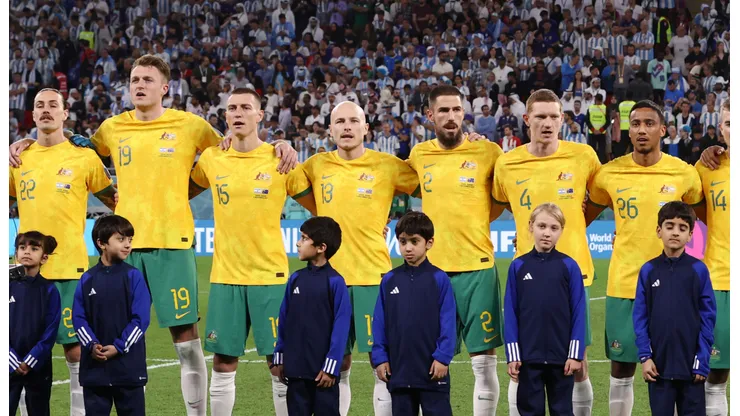 Los futbolistas de Australia entonando el himno nacional.