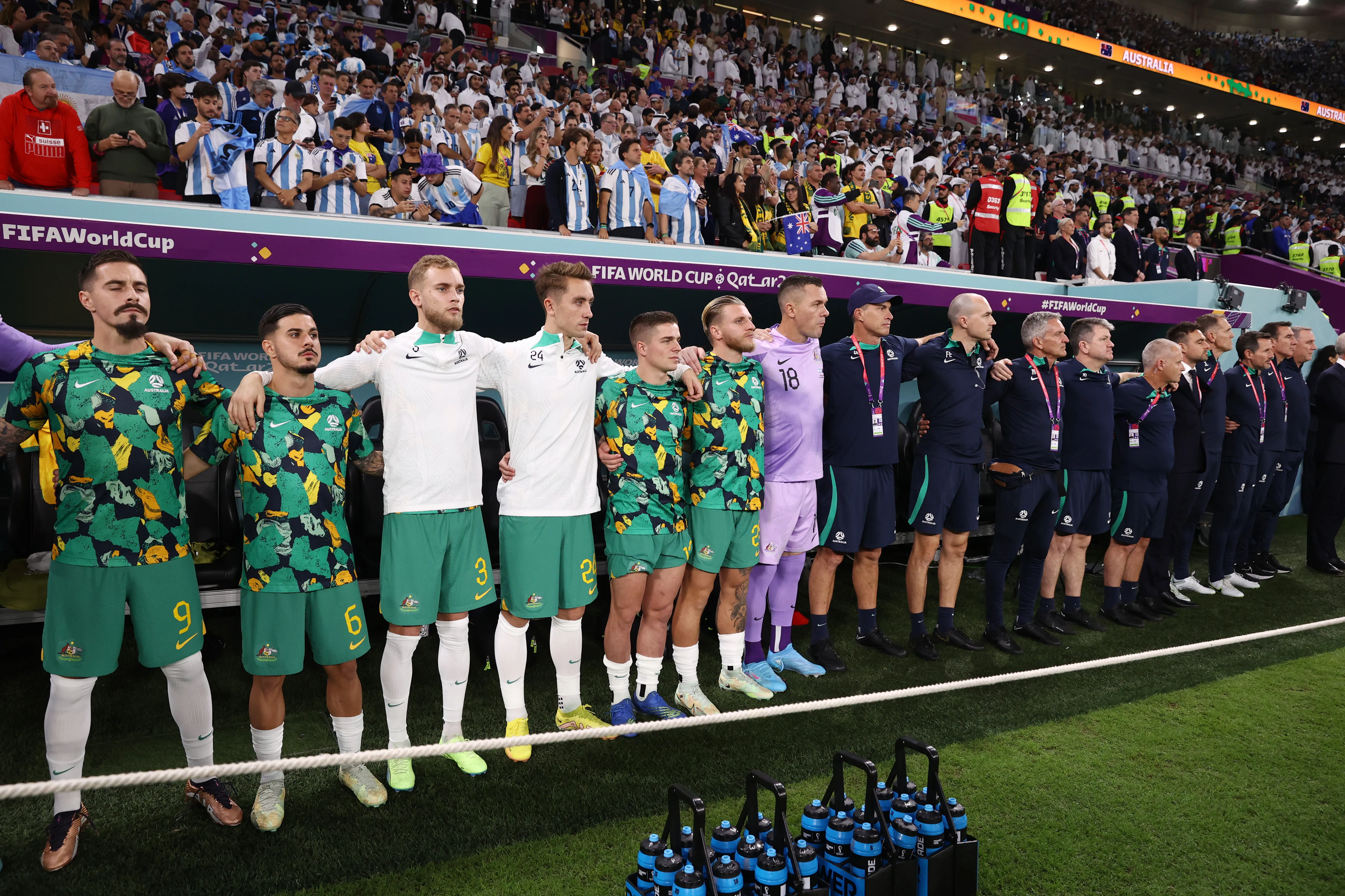 Los futbolistas de Australia entonando el himno nacional. (Getty Images)