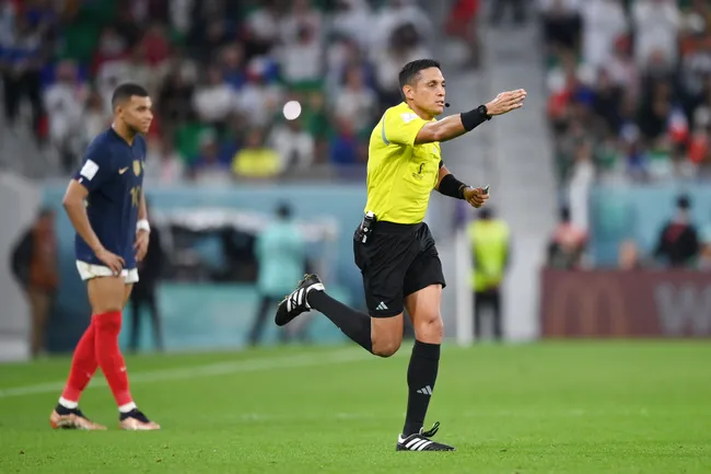 Valenzuela sancionó un penal para Polonia ante Francia en el Mundial 2022. (Foto: Getty Images)