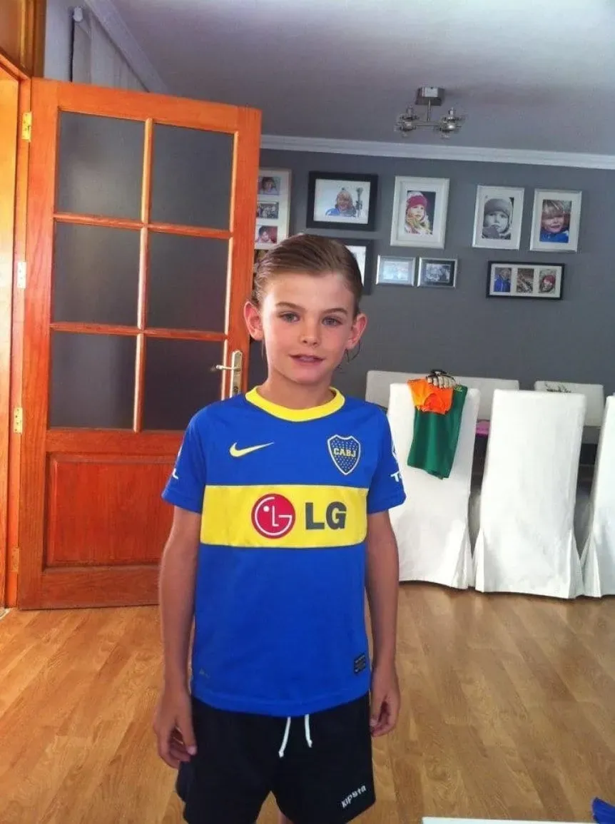 Nico Paz, con la camiseta de Boca durante su infancia.