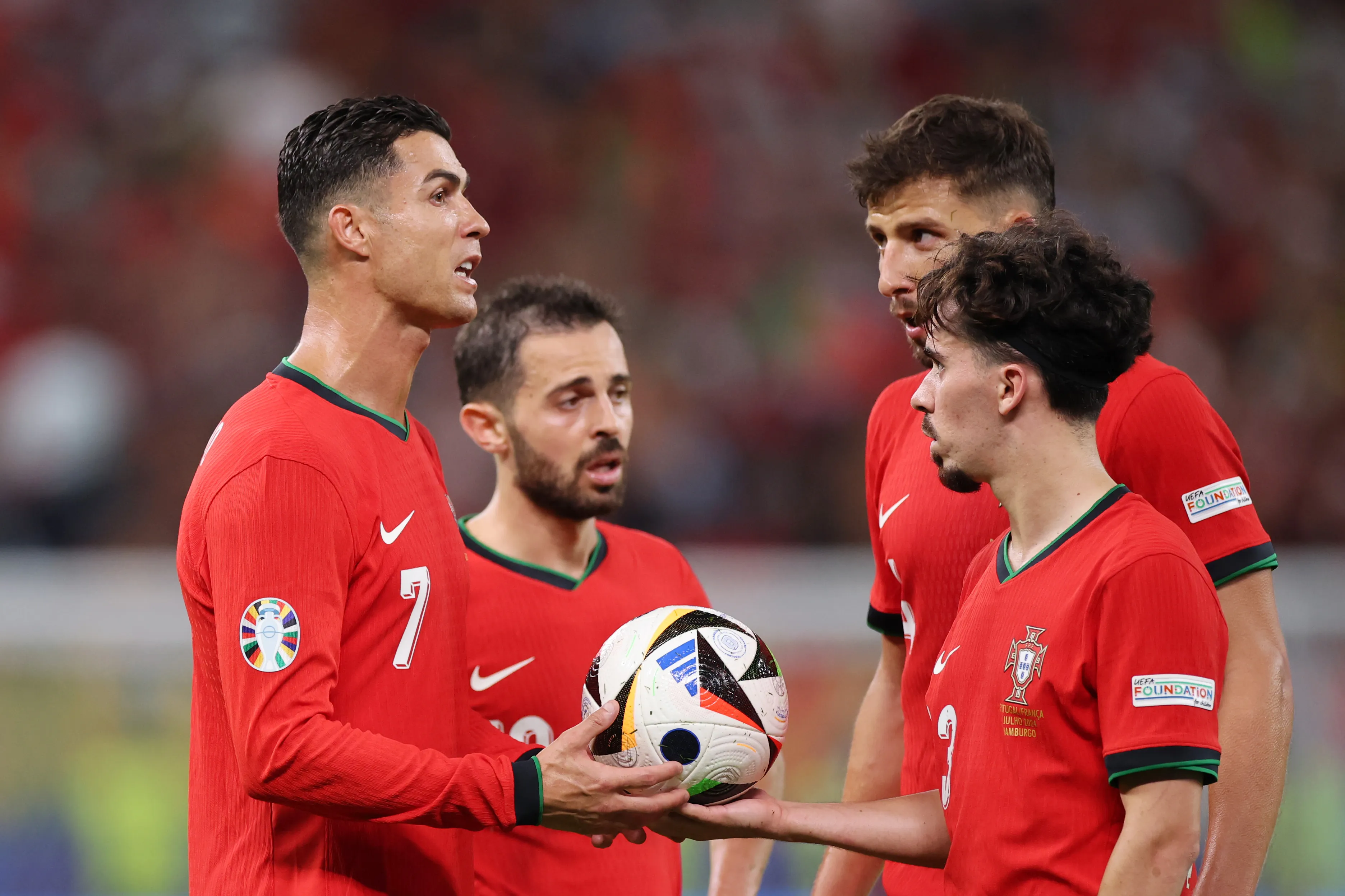 Vitinha junto a Cristiano Ronaldo, Bernardo Silva y Ruben Dias. Getty Images.
