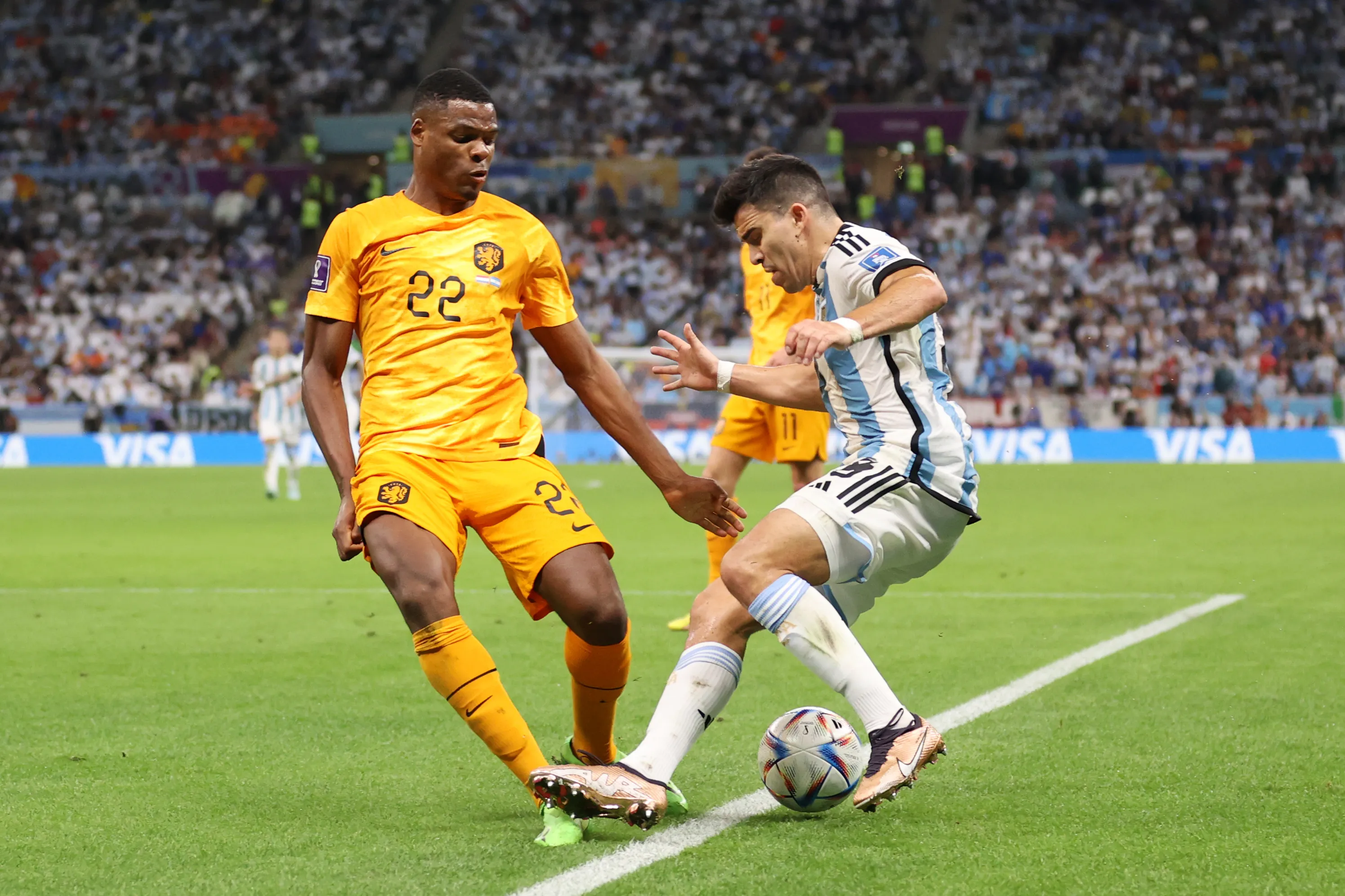 Denzel Dumfries en la jugada del penal que le cometió a Marcos Acuña. Getty Images.