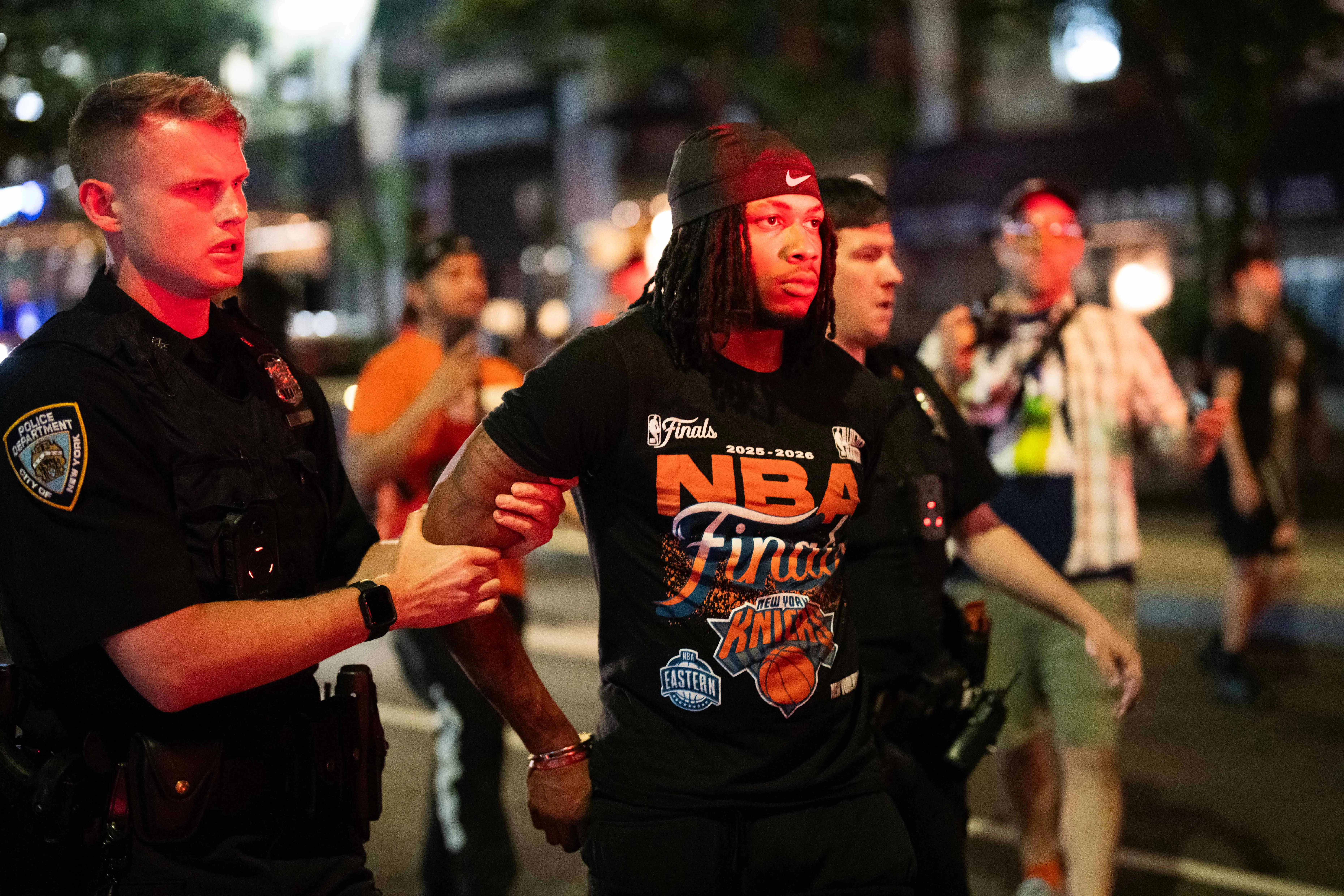 Detienen a un hincha de los Knicks. (Foto: Getty).