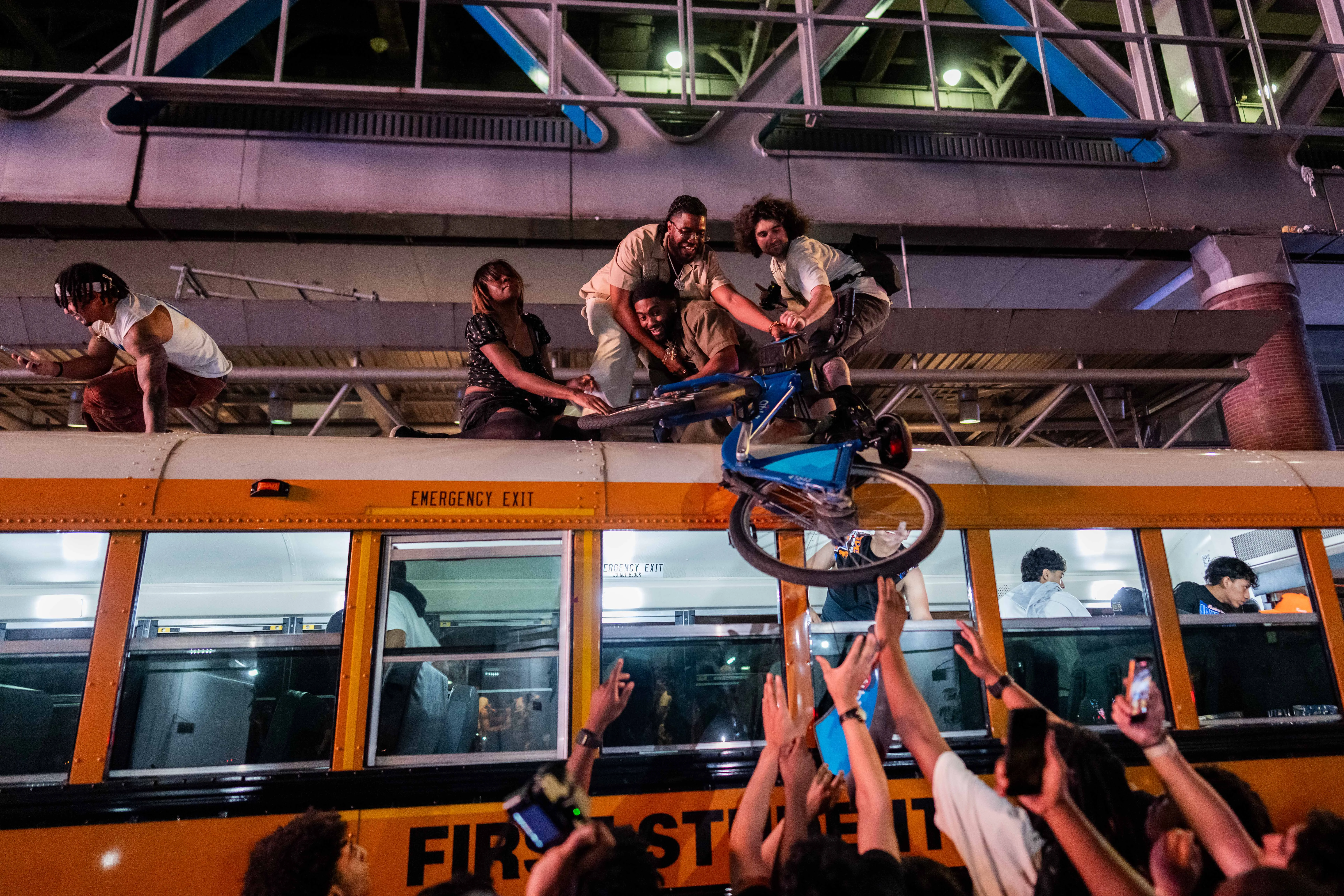 Hinchas de los Knicks celebran en un bus escolar. (Foto: Getty).