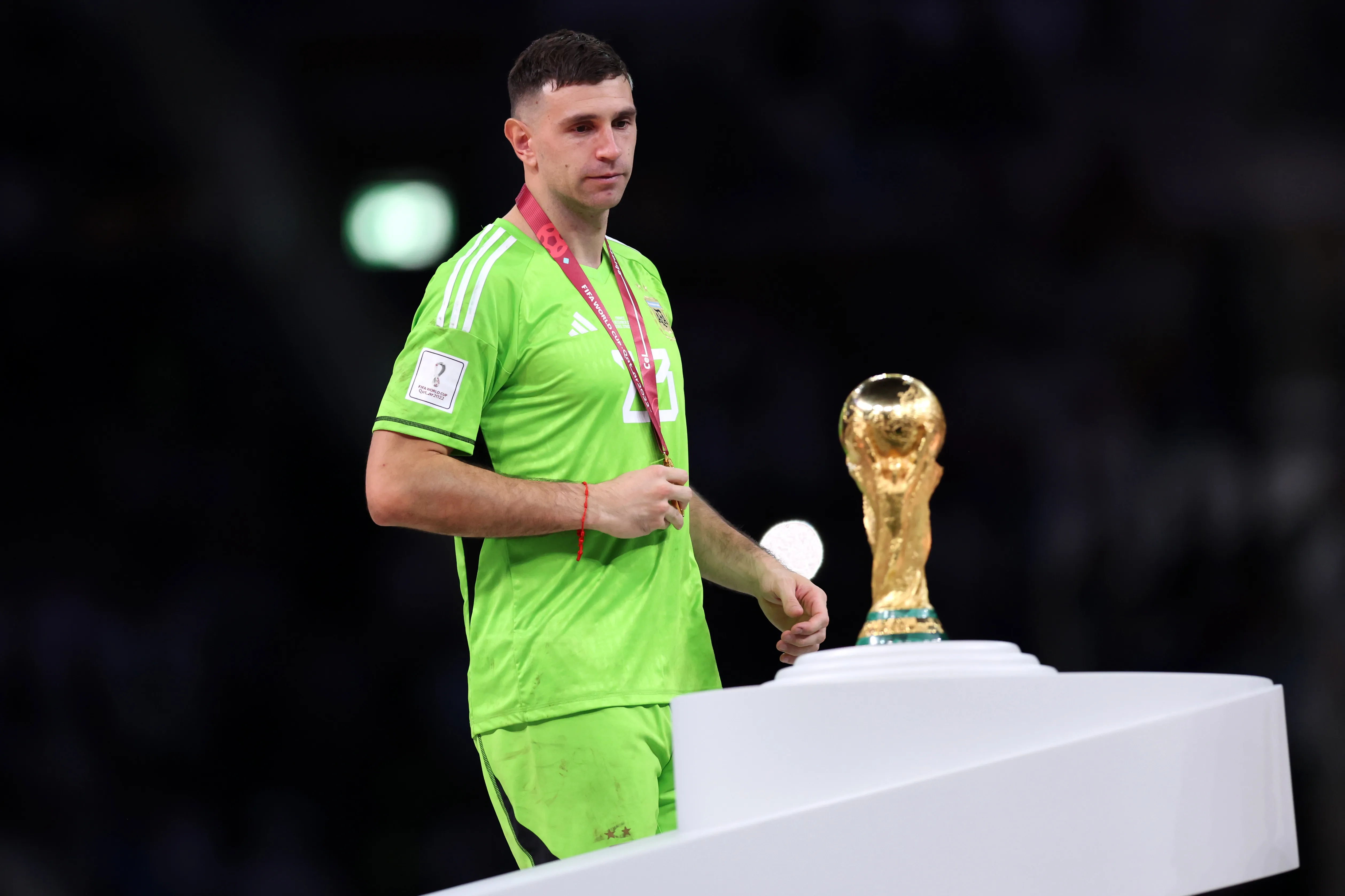 Emiliano Martínez con la Copa del Mundo. (Foto: Getty).