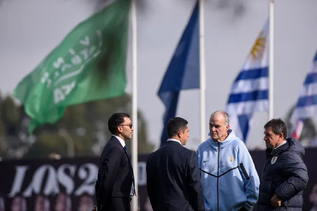 Marcelo Bielsa, director técnico de la Selección de Uruguay, junto a las autoridades. (Getty Images)