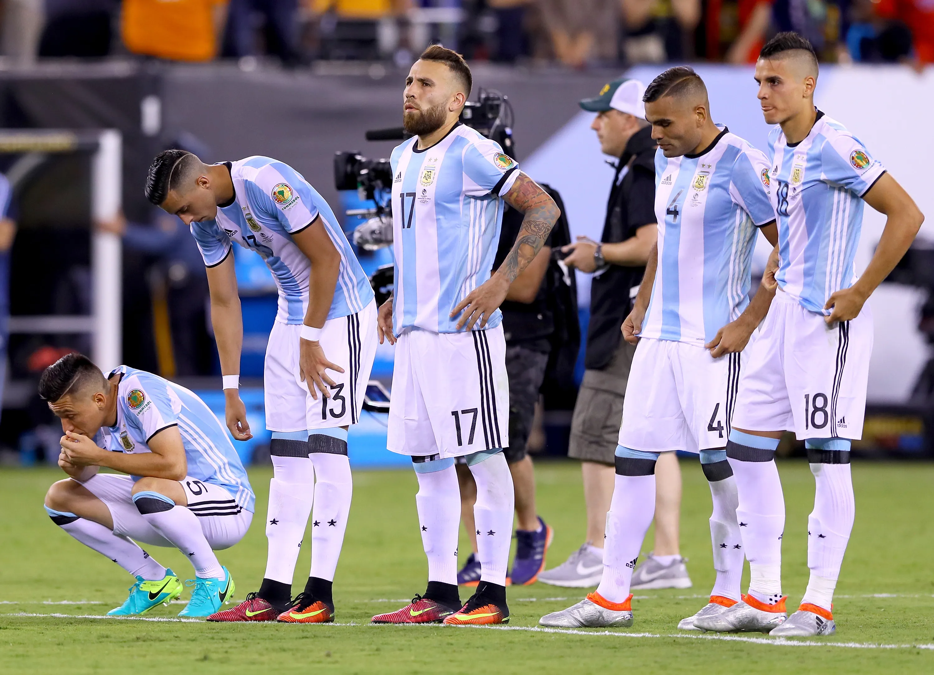 Parte de los jugadores de la Selección Argentina durante la tanda de penales contra Chile en la final de la Copa América Centenario 2016. Getty Images.