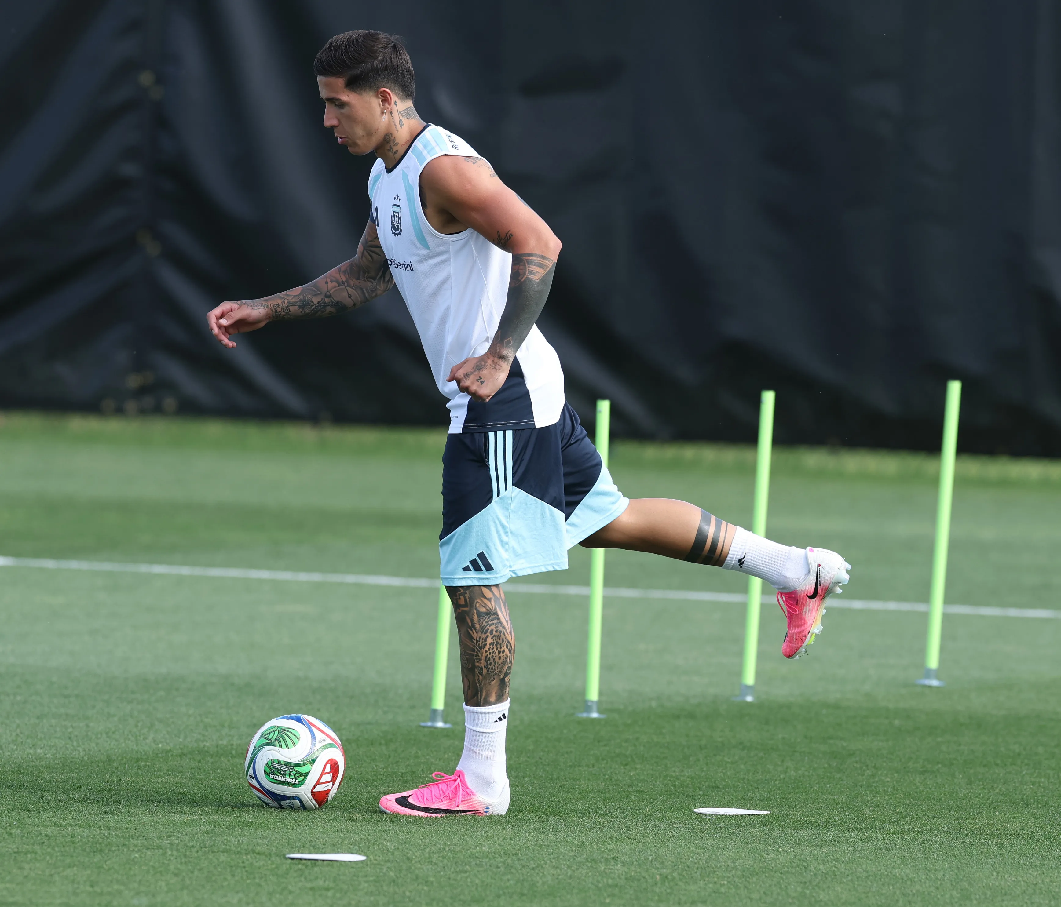 Enzo Fernández, un viejo conocida de Gallardo que es pieza clave en el mediocampo de Argentina. (Foto: Getty).