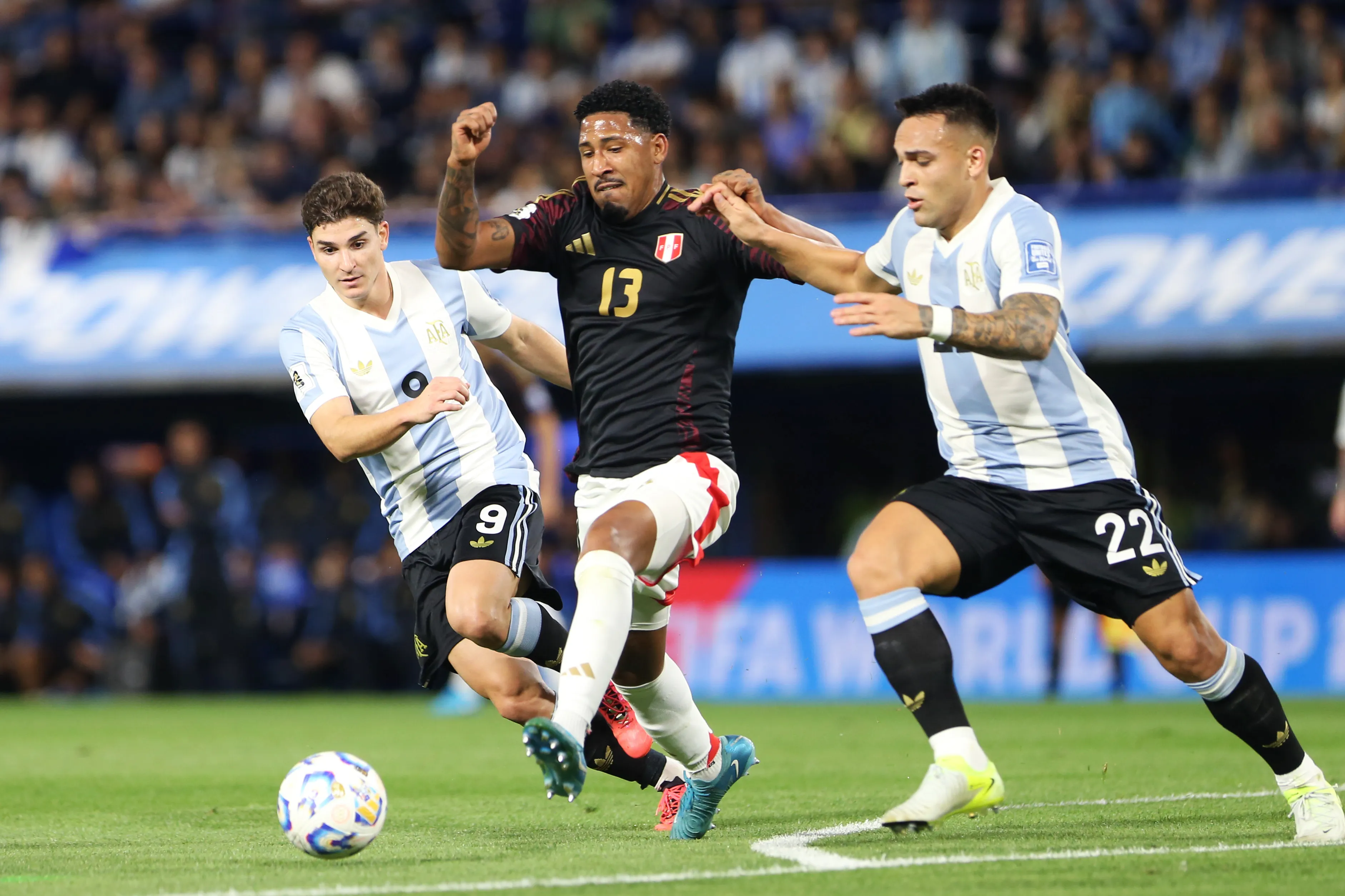 Julián y Lautaro juntos ante Perú en las últimas Eliminatorias. (Foto: Getty).