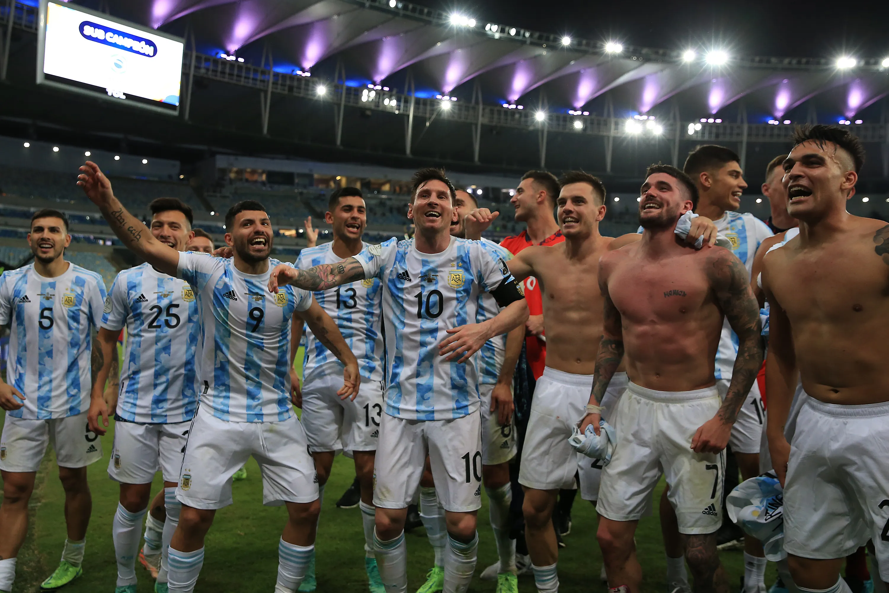 Lionel Messi y Sergio Aguero tras conquistar la Copa América 2021. (Getty Images)