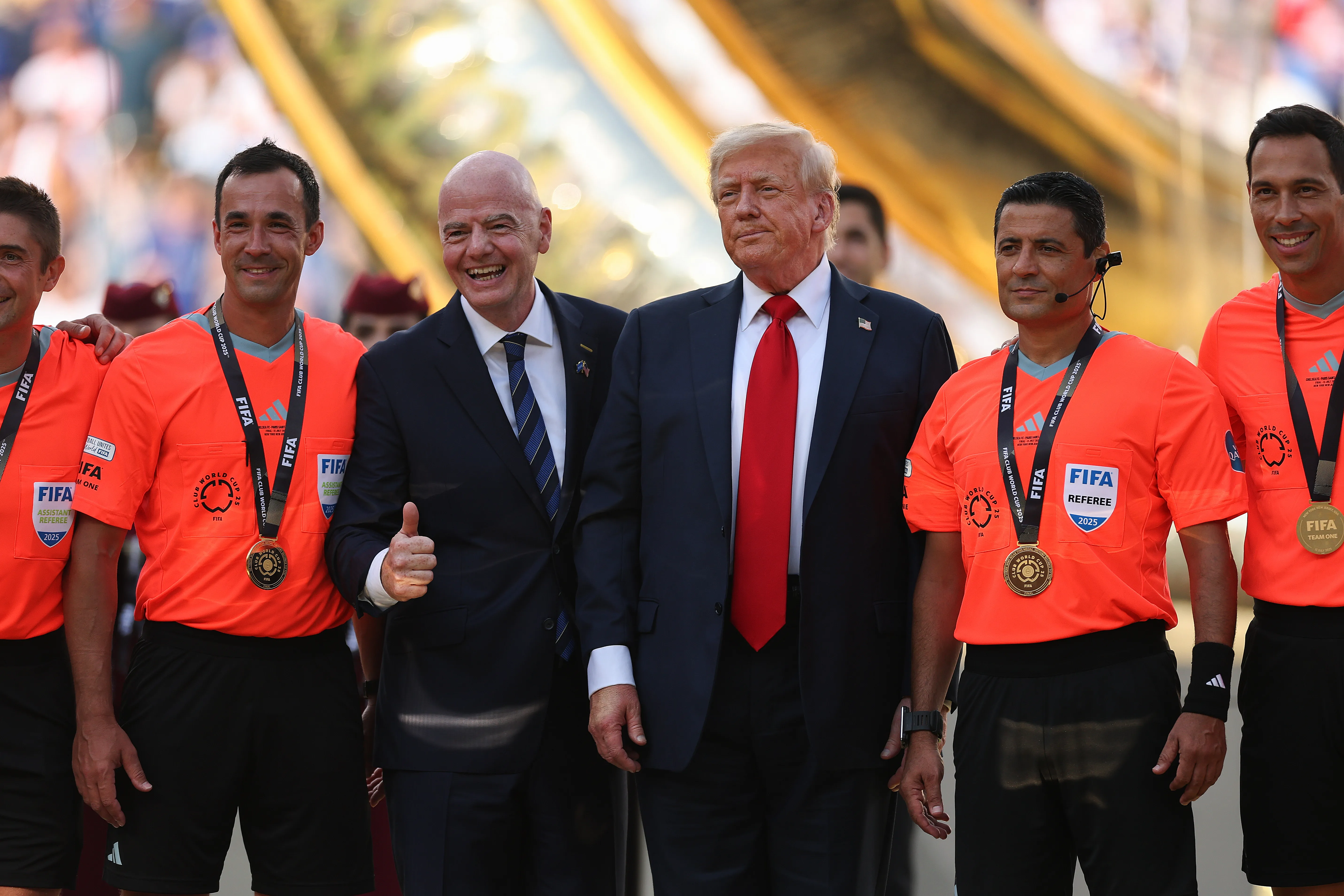 Alireza Faghani juno a Donald Trump y Gianni Infantino tras la final del Mundial de Clubes 2025. Getty Images.