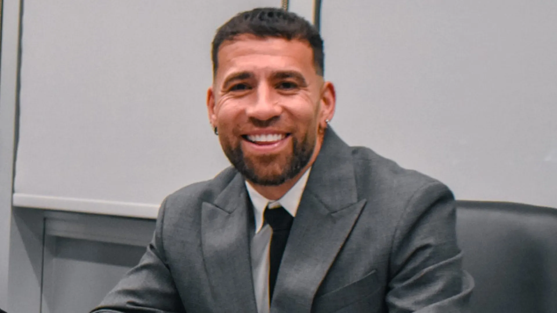 Nicolás Otamendi firmó su contrato con River antes de ir al Mundial. (Foto: Prensa River).