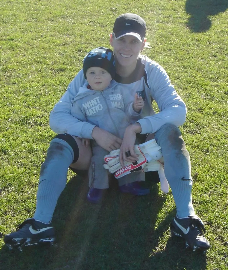 Jenny y Tyler Bindon.