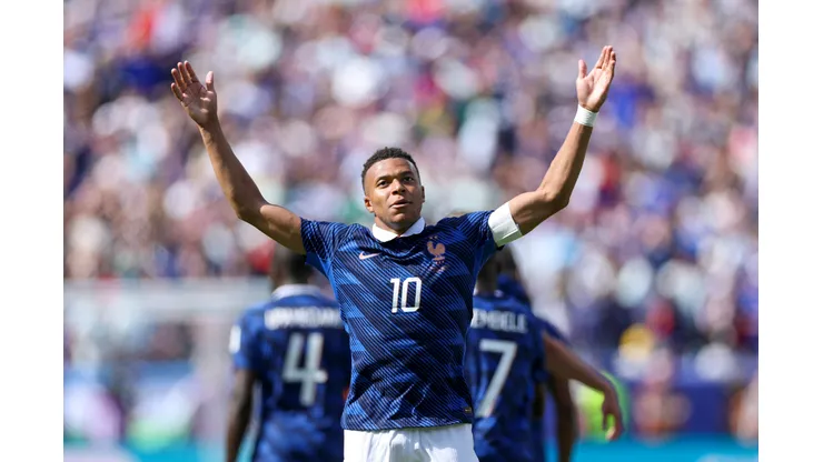 Mbappé festejó por duplicado ante Senegal en su debut mundialista.