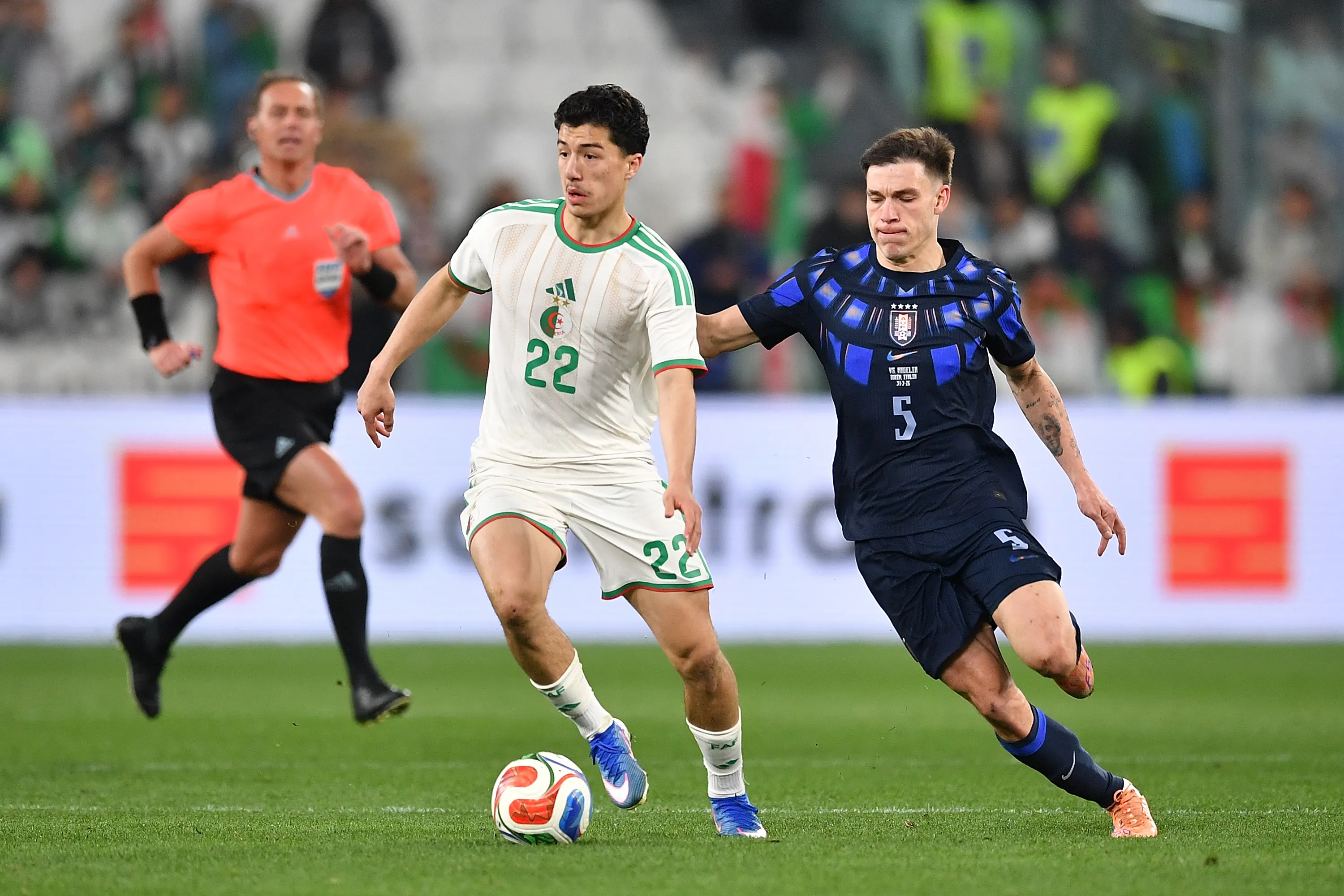 Ibrahim Maza es marcado por Manuel Ugarte. (Valerio Pennicino/Getty Images)
