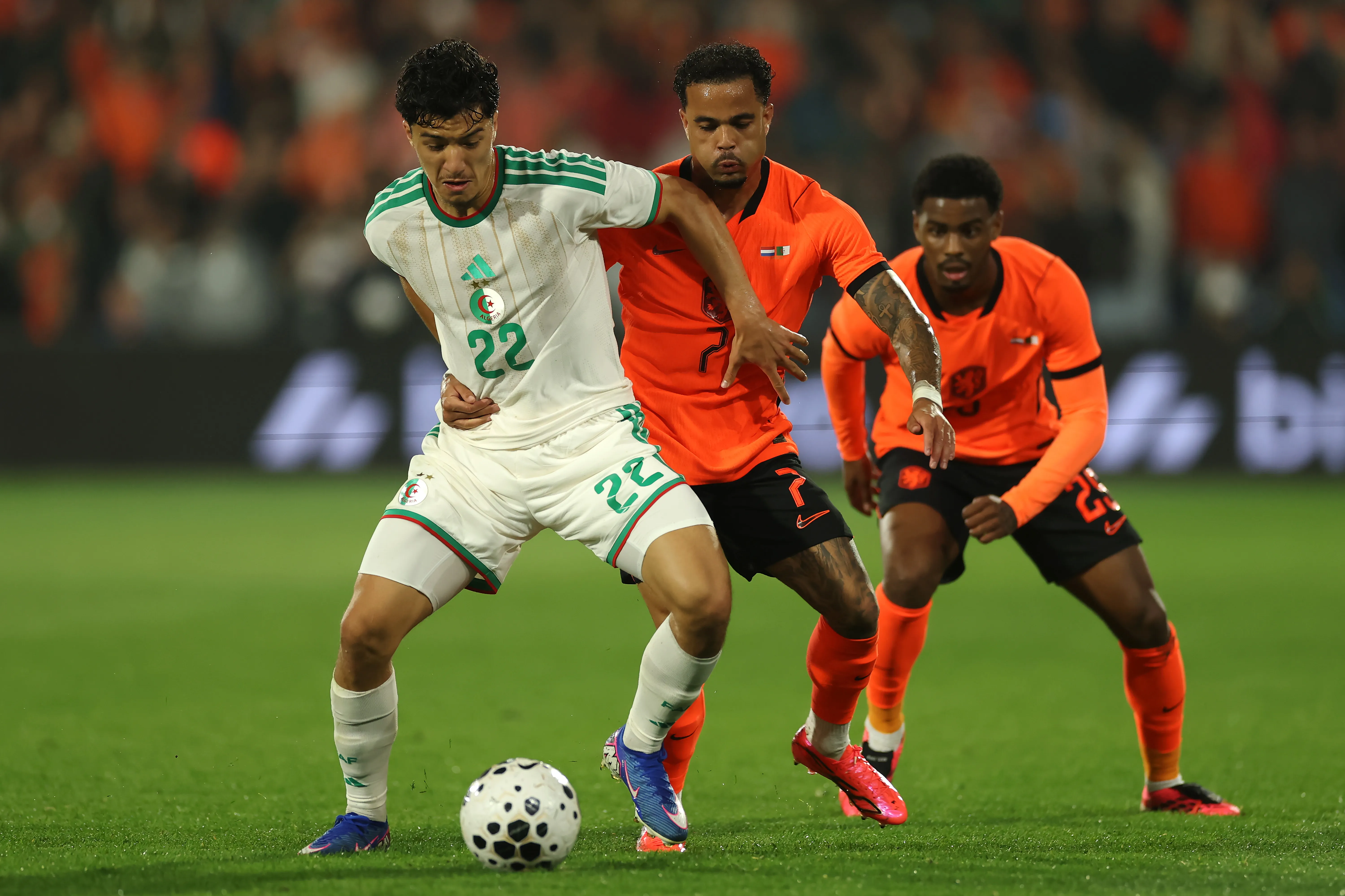Ibrahim Maza es marcado por Justin Kluivert. (Dean Mouhtaropoulos/Getty Images)
