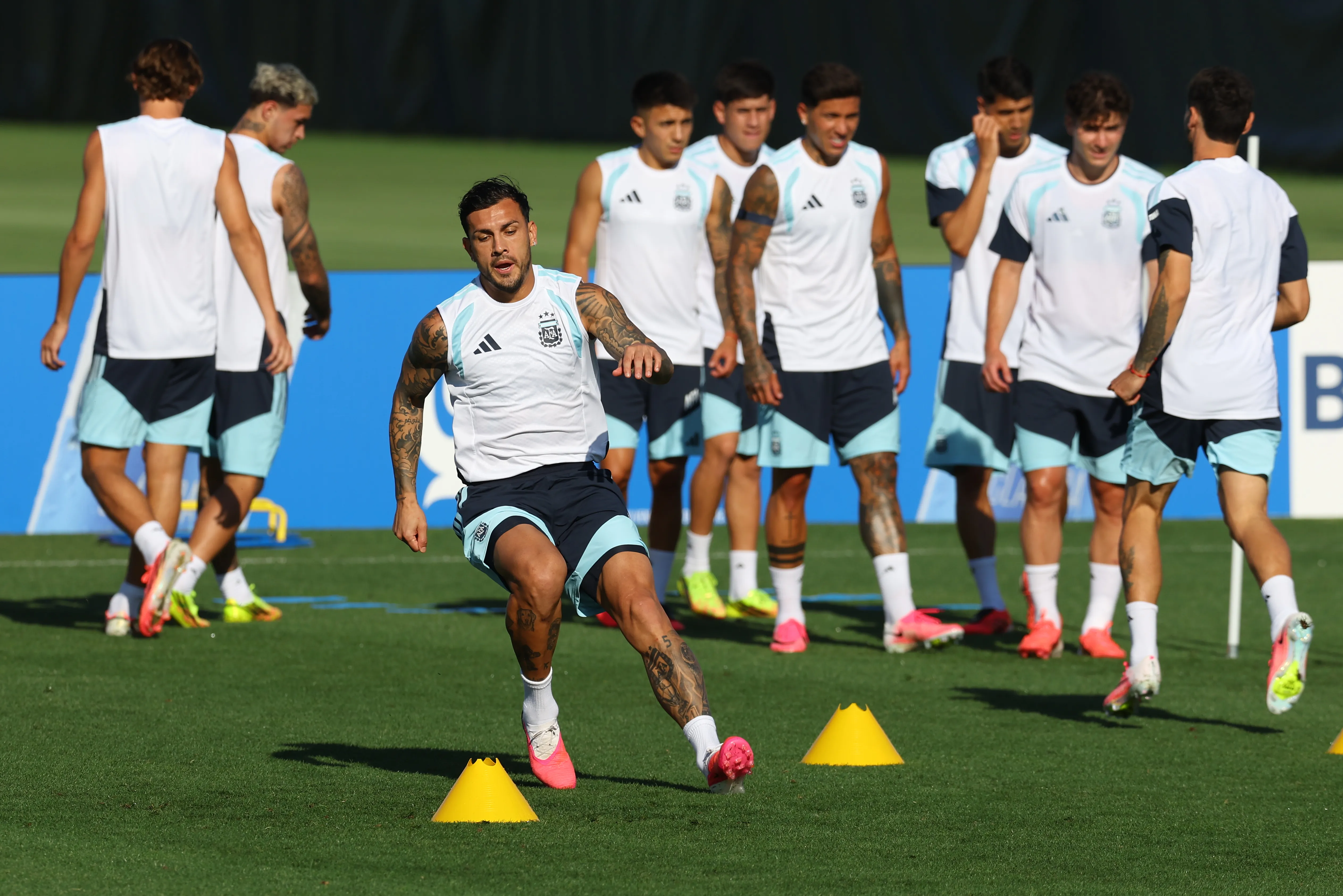 Leandro Paredes, ausente en Argentina – Argelia (Getty)