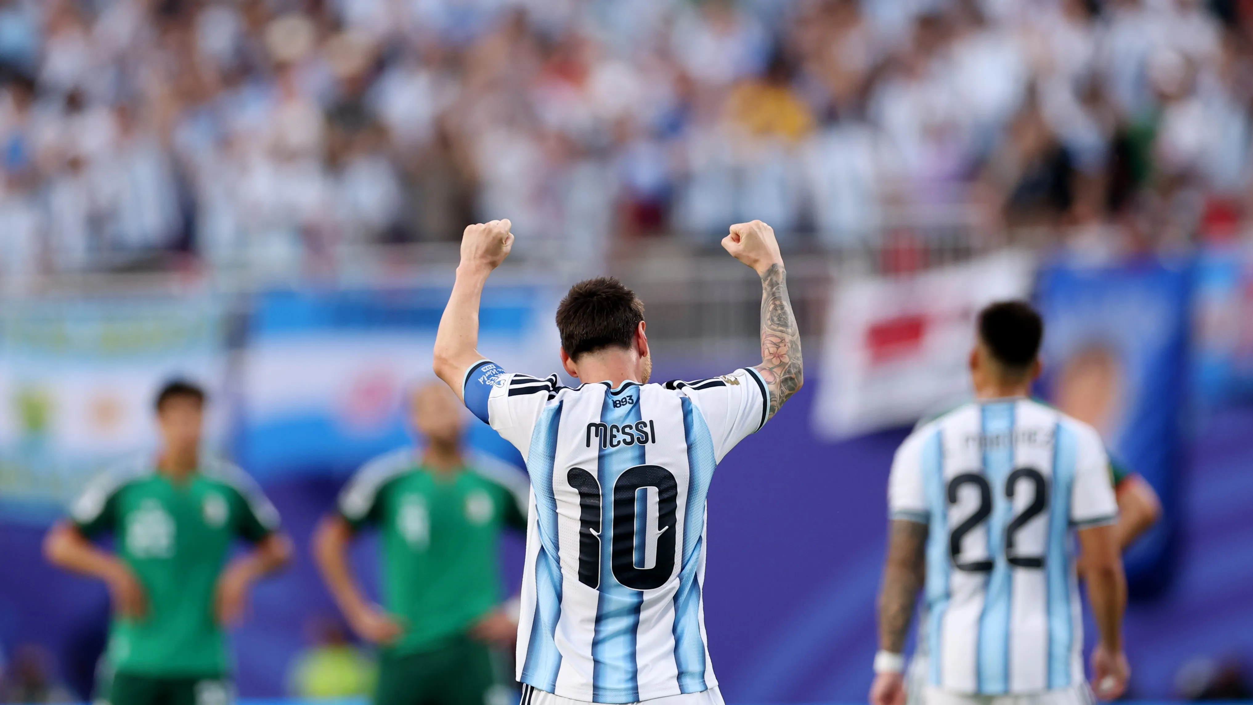 Messi festeja uno de sus tres goles ante Argelia (Getty)