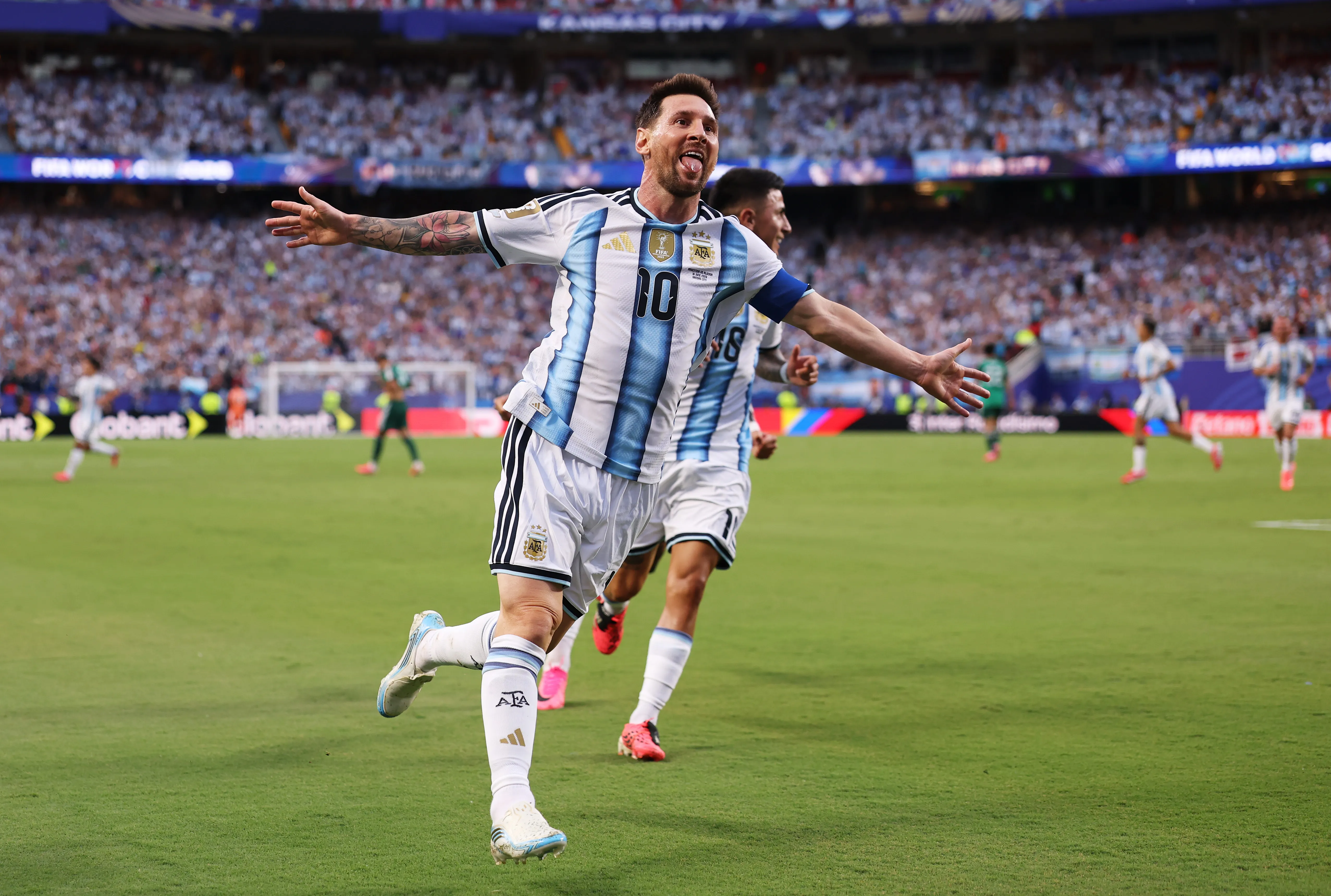 Messi celebrando uno de sus goles ante Argelia. (Foto: Getty)
