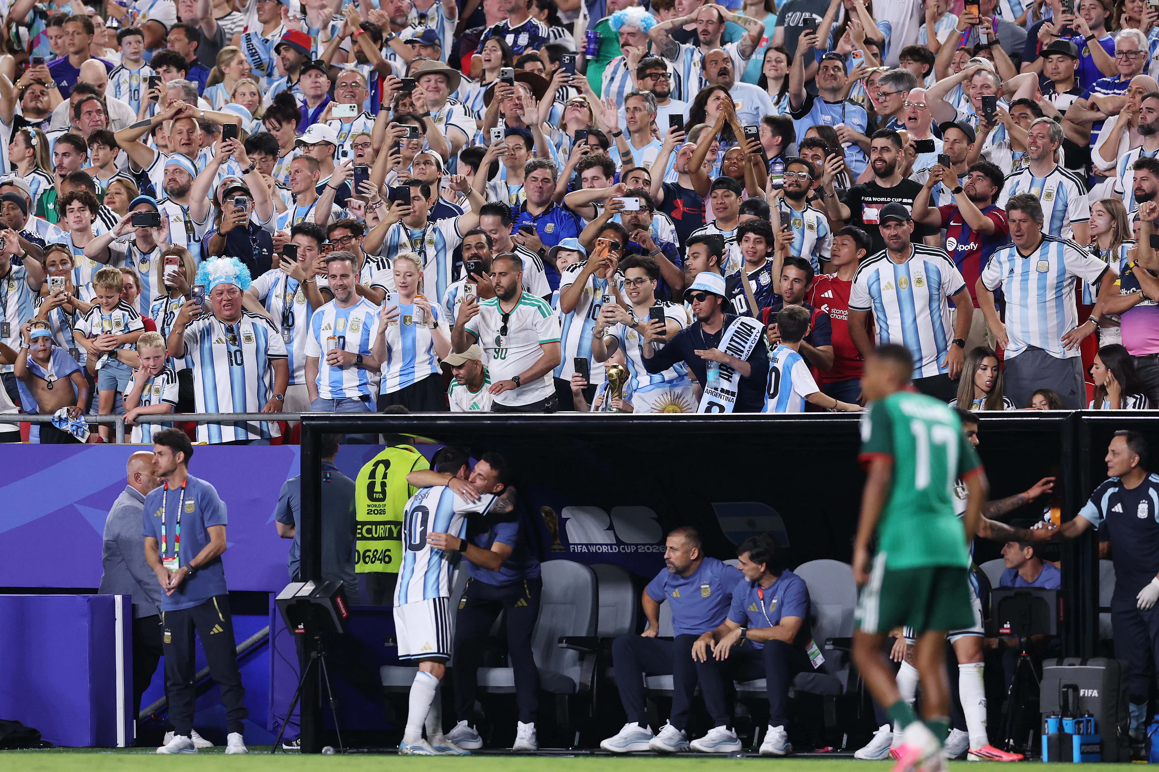 Scaloni se fundió en un abrazo con Messi. (Foto: Getty)